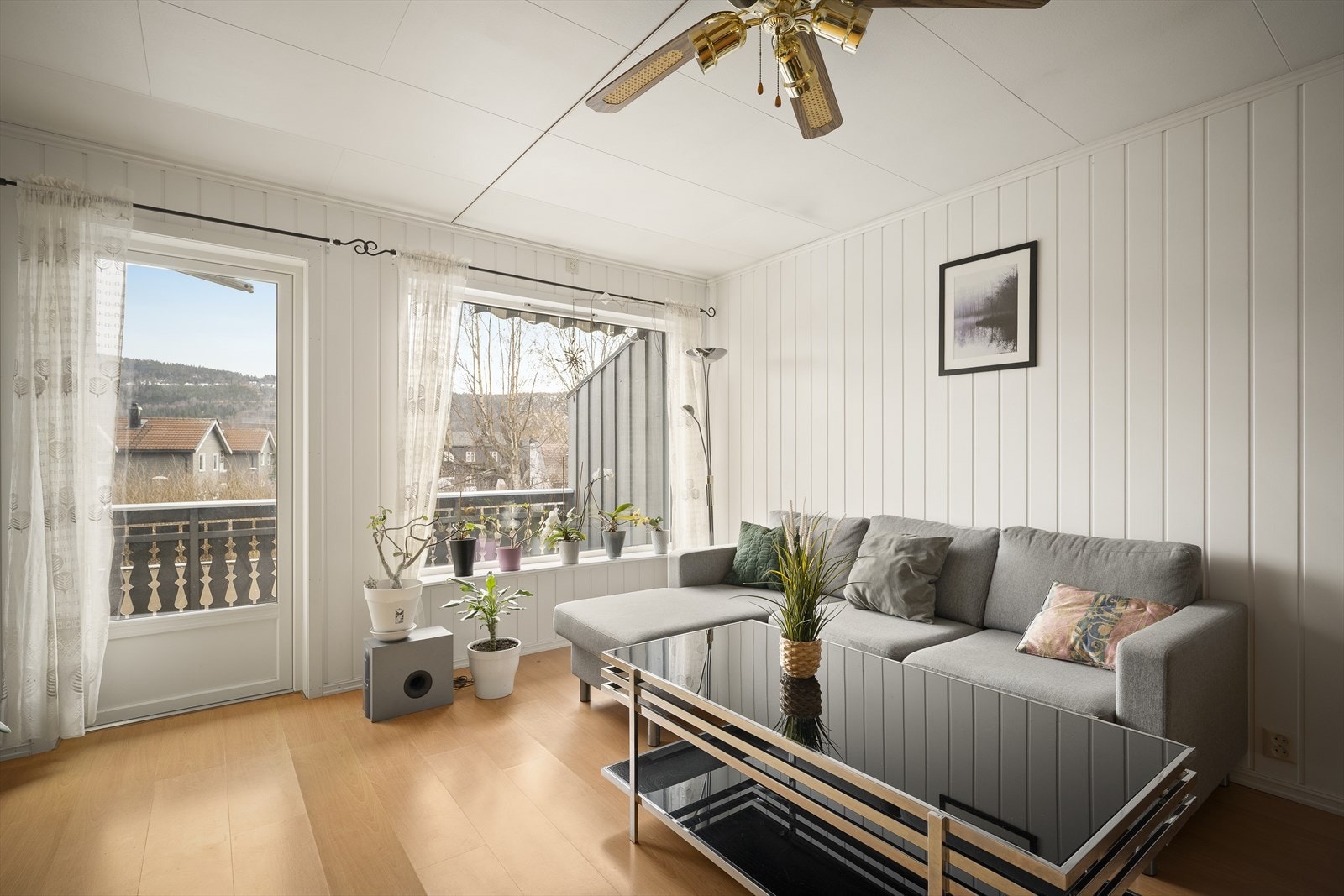 Stuen har direkte utgang til boligens balkong i 2. etasje. Galleribilde
