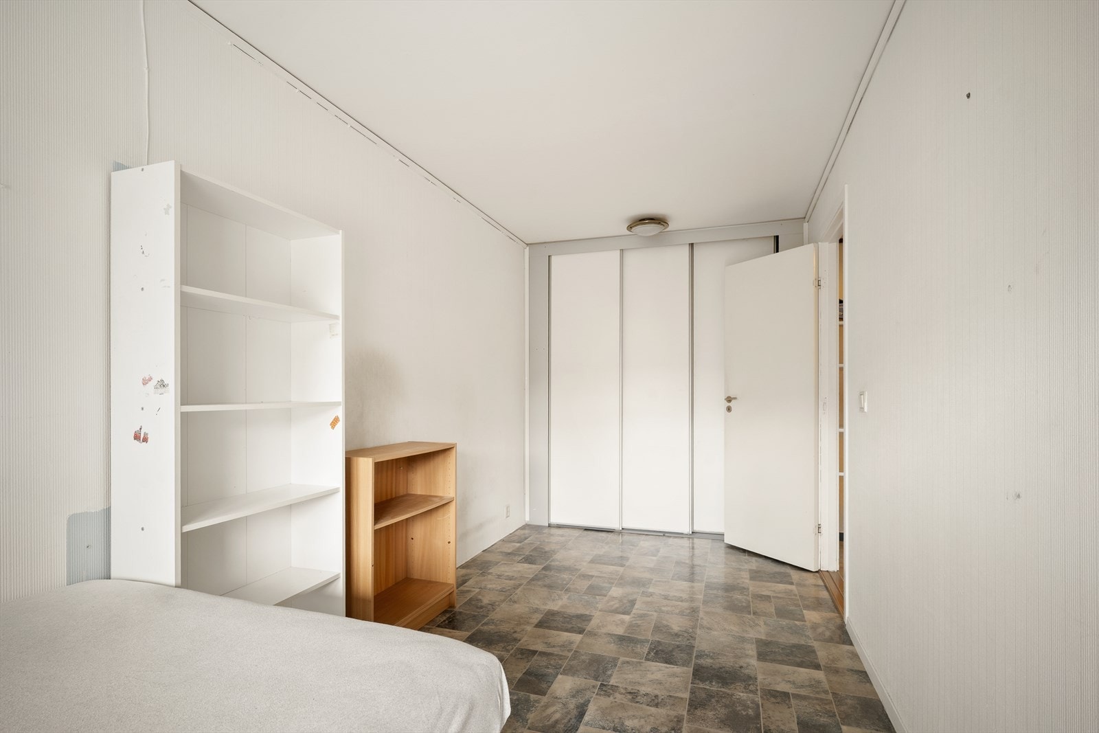 Soverom 3: Innebygd skyvedørsgarderobe gir godt med oppebevaringplass! Galleribilde