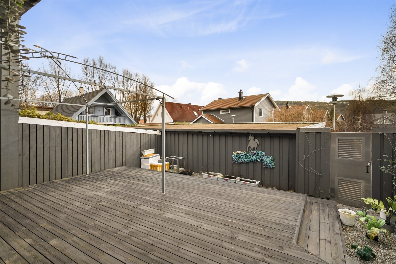 Boligens terrasse i 1.etasje gir gode møbleringsmuligheter! Galleribilde