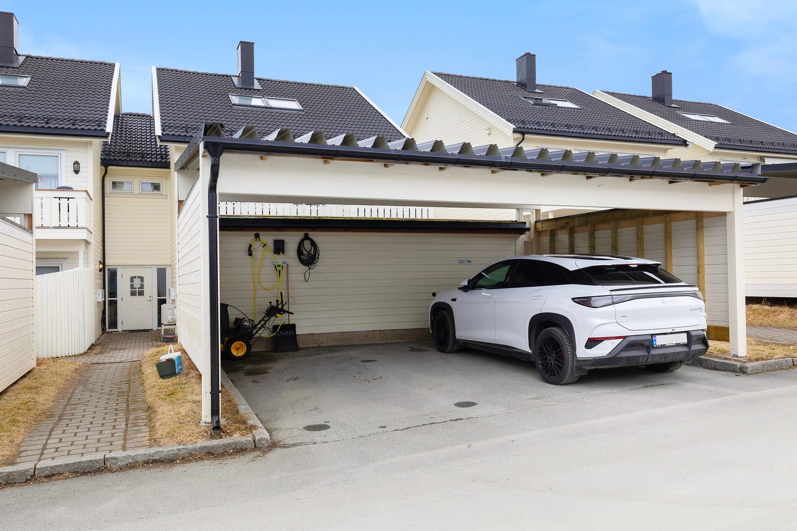 Fast parkeringsplass i carport rett utenfor leiligheten med elbil-lader Galleribilde