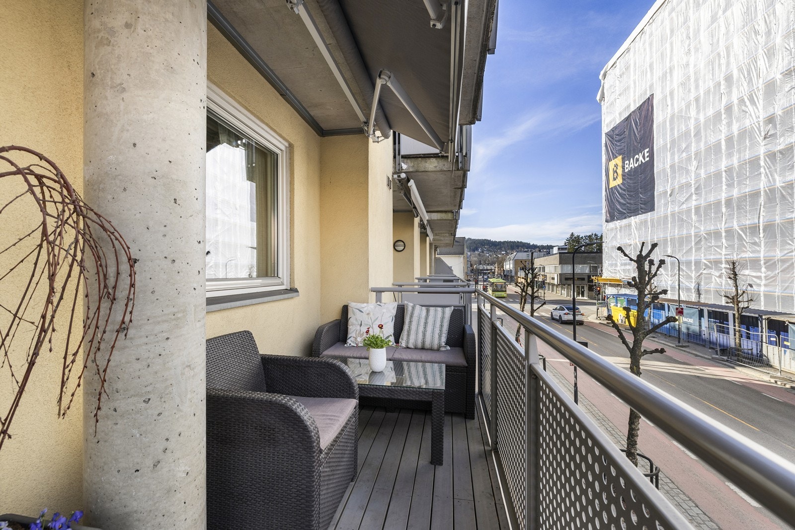 Balkongen er utført med terrassebord og rekkverk i stål, og har god plass til en sittegruppe. Galleribilde