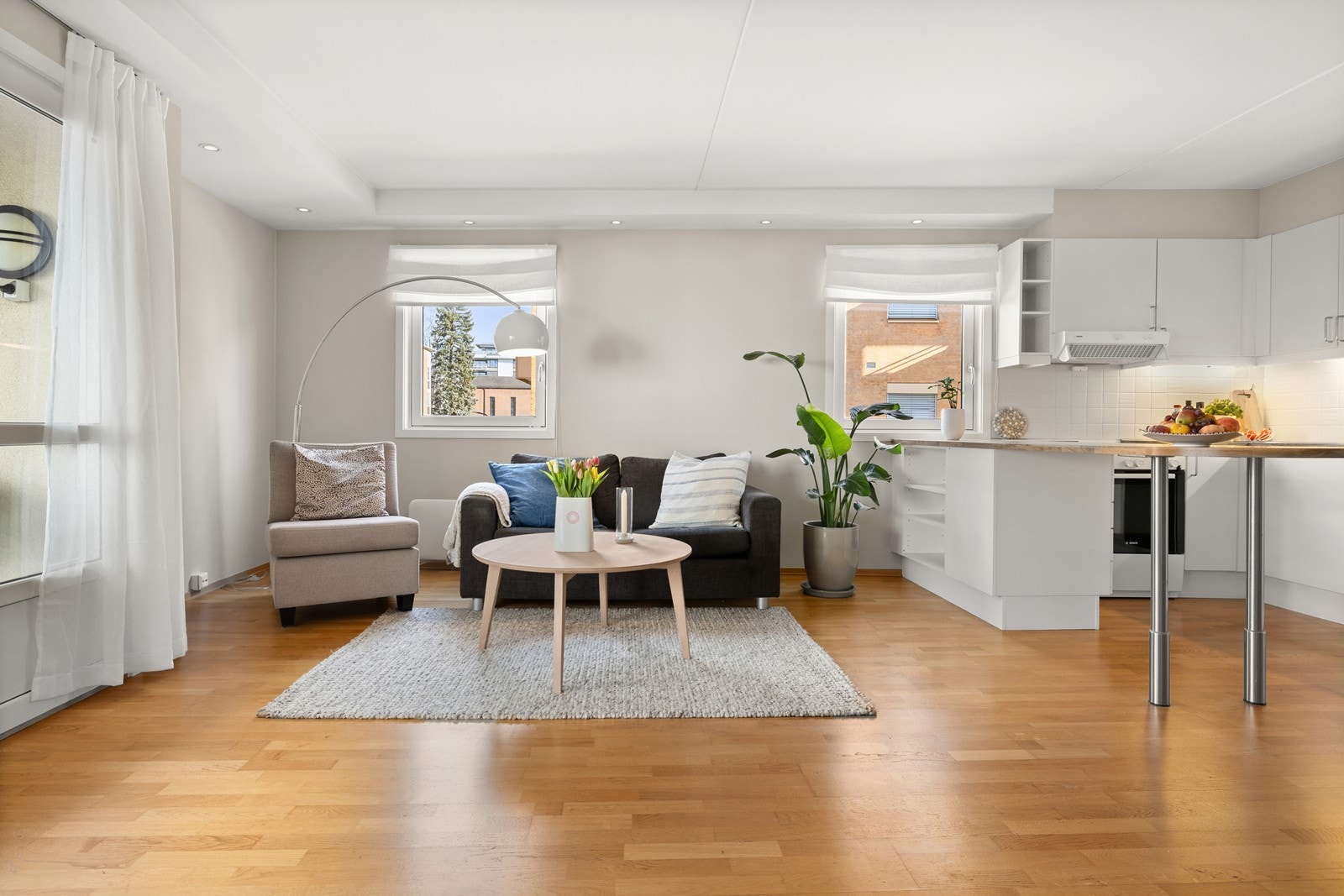 Stuen har god plass for både sofagruppe og spisebord. Galleribilde