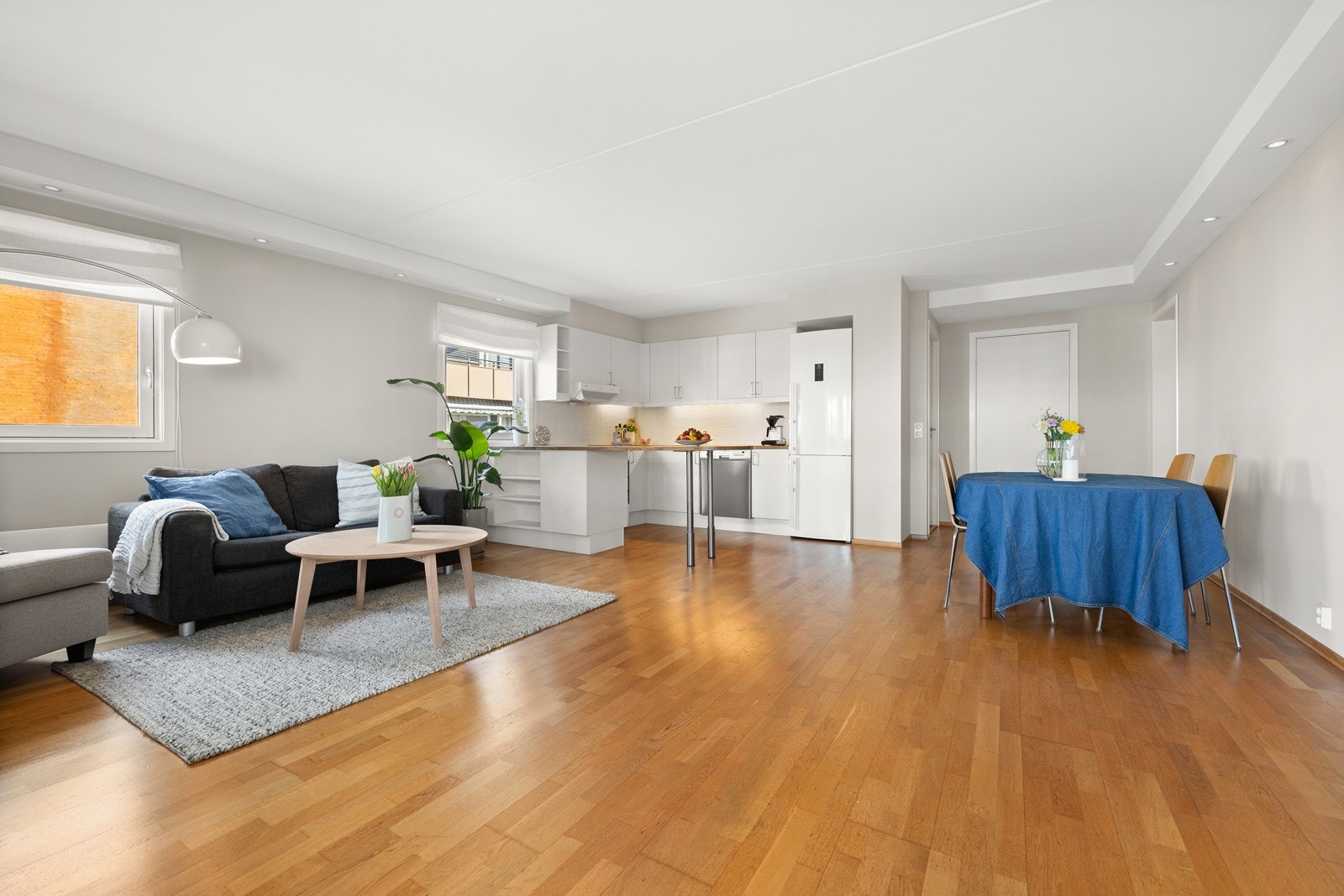 Veggene er nymalte i en lekker grå/beige tone. Gulvet er av parkett. Galleribilde