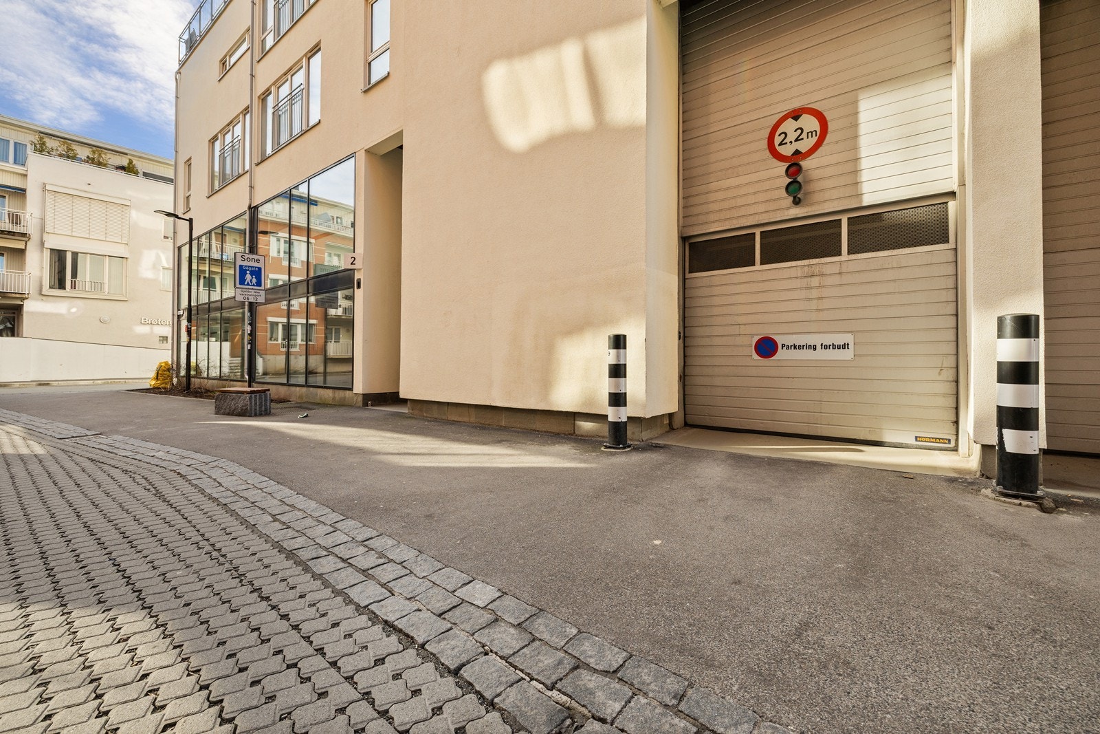 Enkel adkomst til garasjeanlegget som ligger ved kinokvartalet. Galleribilde
