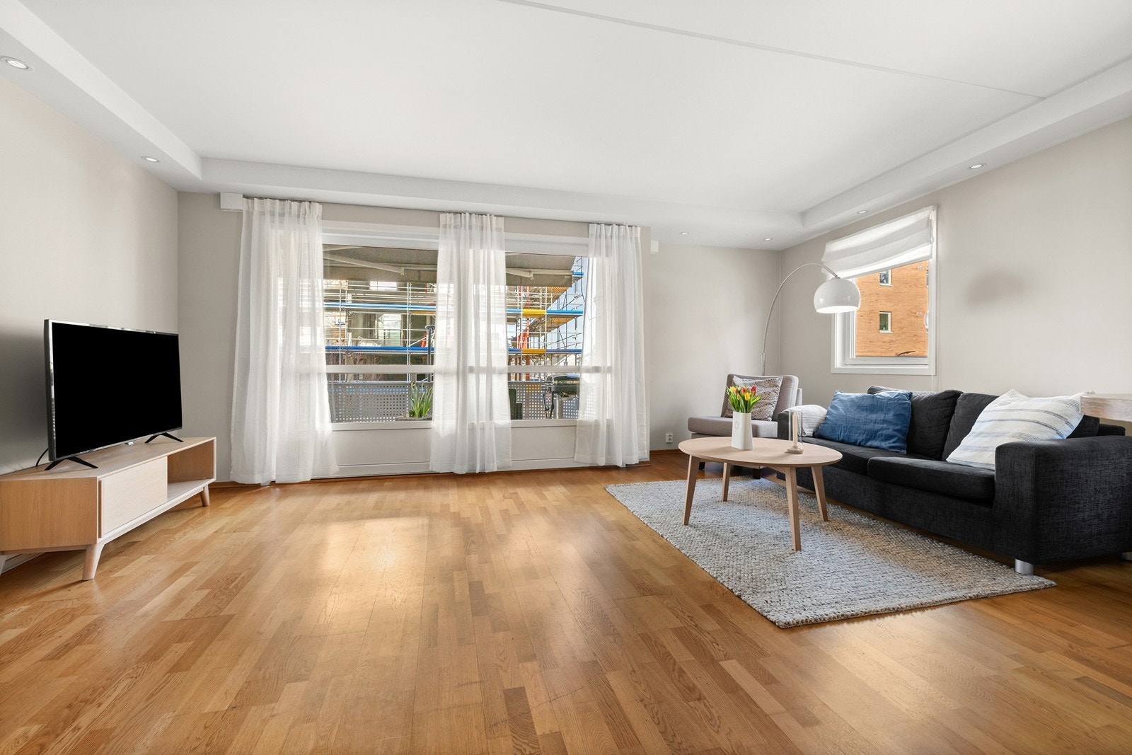Fra stuen er det utgang til en overbygd, nordvestvendt balkong på 9 m². Galleribilde