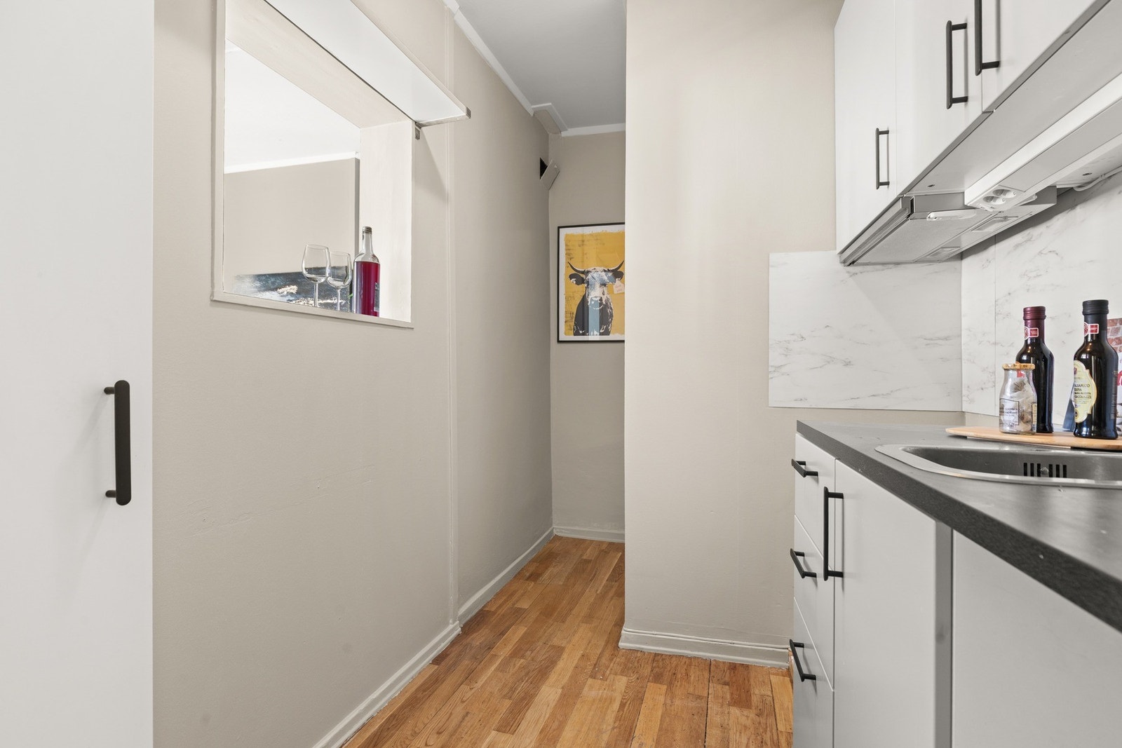 Separat kjøkken med åpning mot stue for naturlig lysinnslipp. Galleribilde