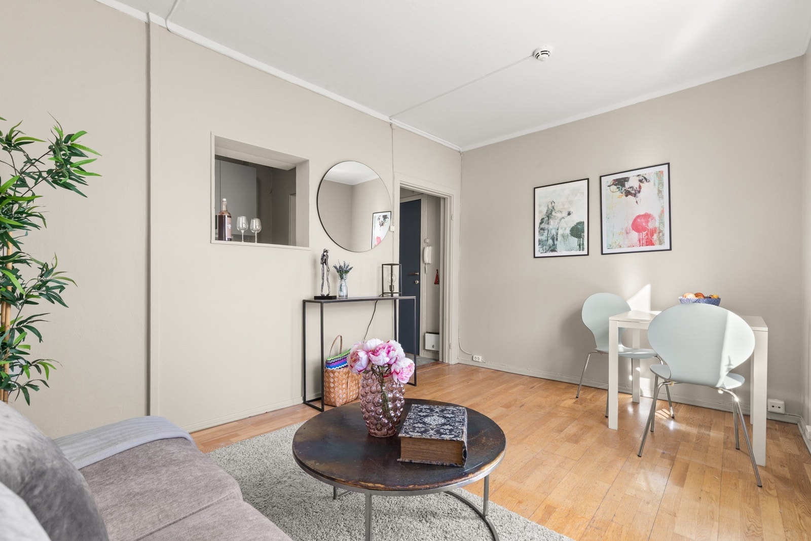 Det er 3-stavs parkett på gulv og malte flater på vegg og himling. Utbedring av gulv bør påregnes. Galleribilde