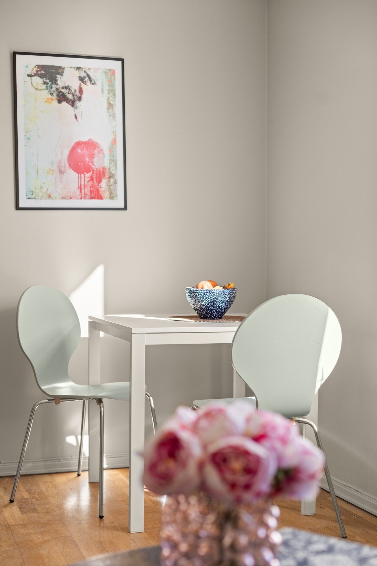 Felleskostnader på kr. 3049/mnd inkluderer varmtvann og internett. Galleribilde