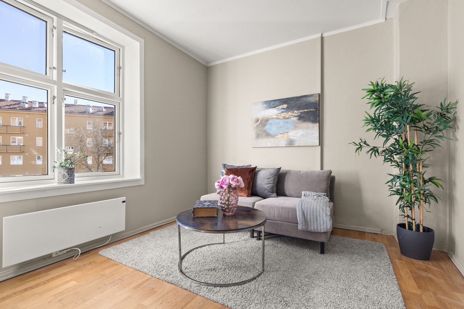 Leiligheten ligger i byggets 2. etasje med fritt og åpent utsyn. Galleribilde