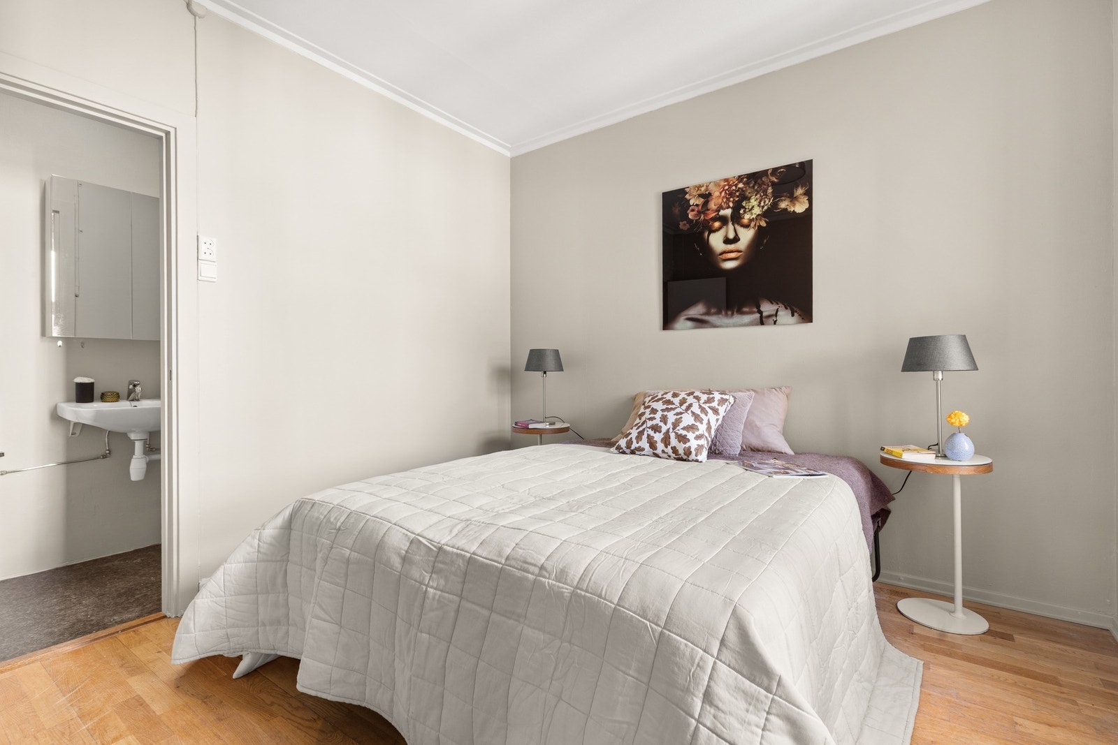 Det er adkomst til bad fra soverommet - superpraktisk for en 2-roms. Galleribilde