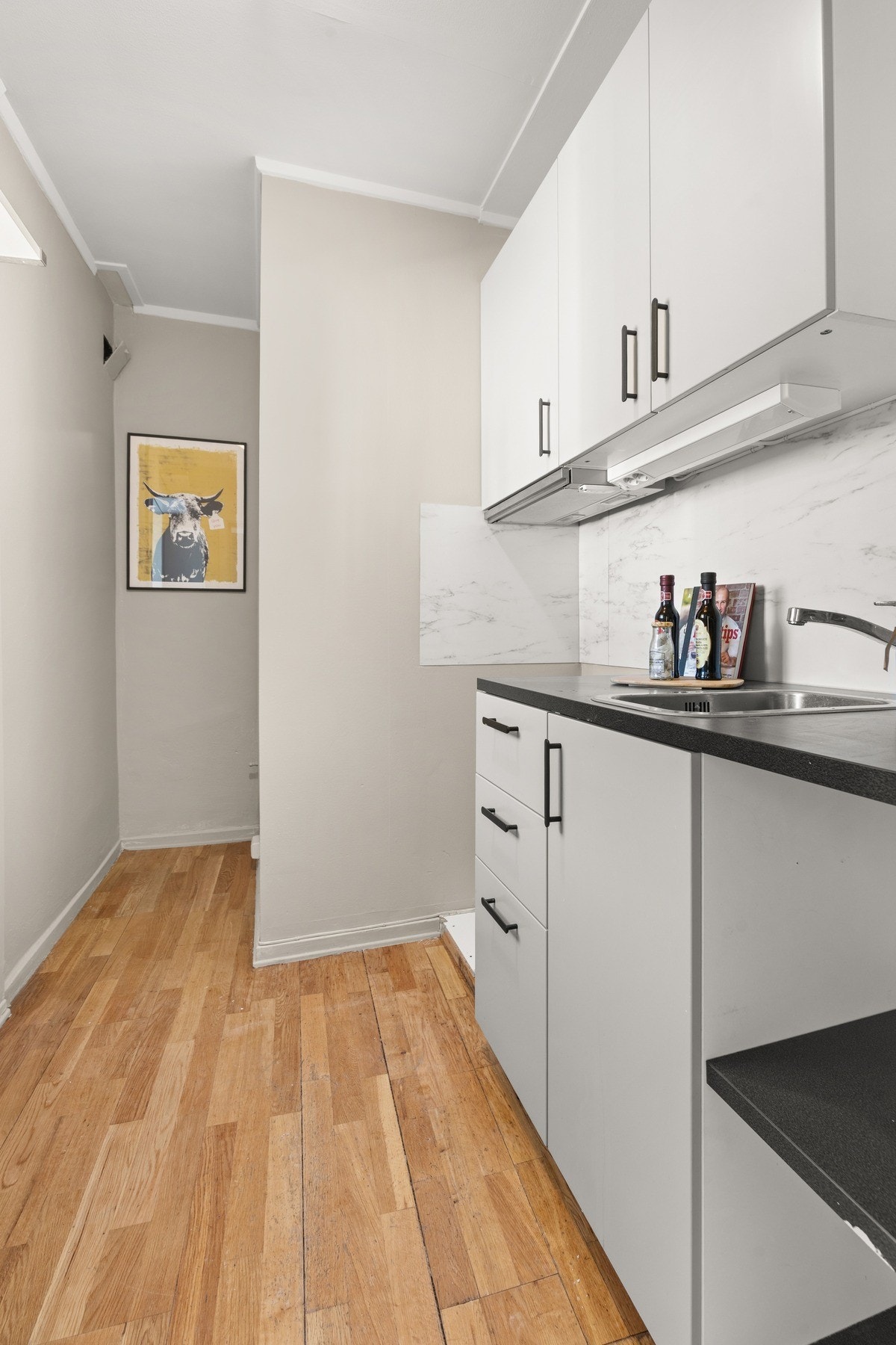 Kjøkken med nisjer for hvitevarer. Galleribilde