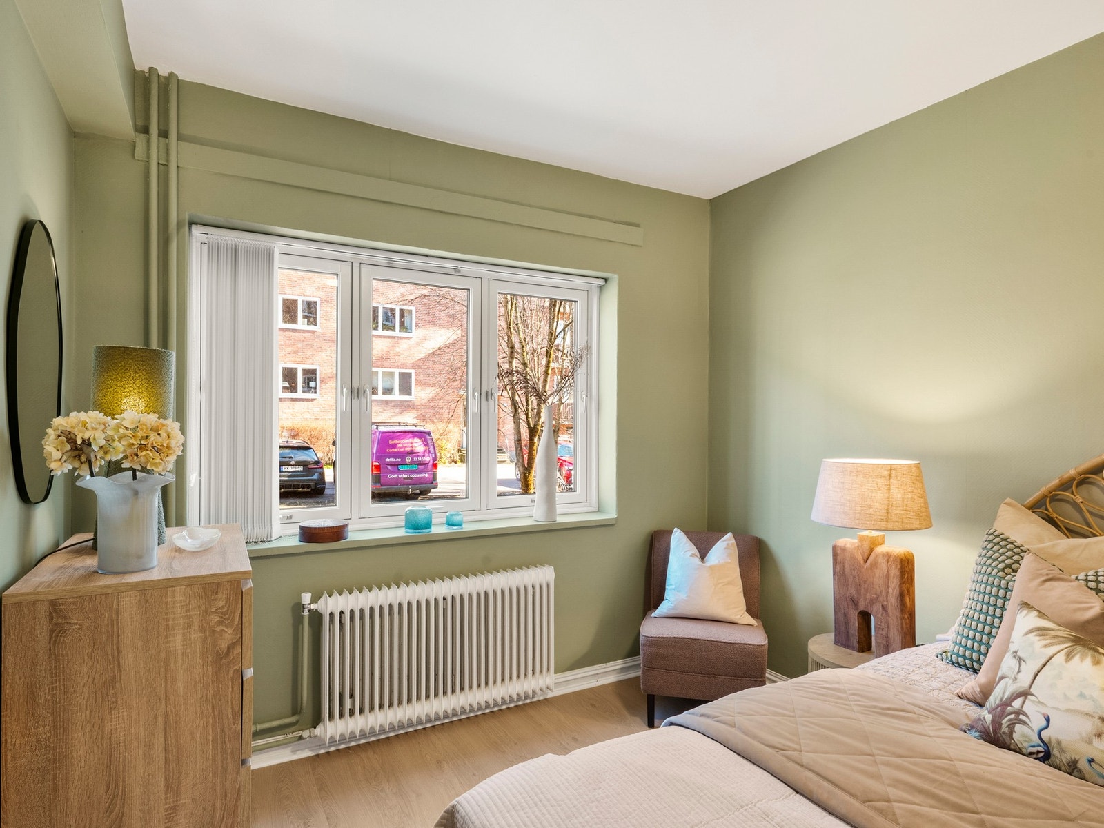 De store vindusflatene bidrar til godt med naturlig lysinnslipp. Galleribilde