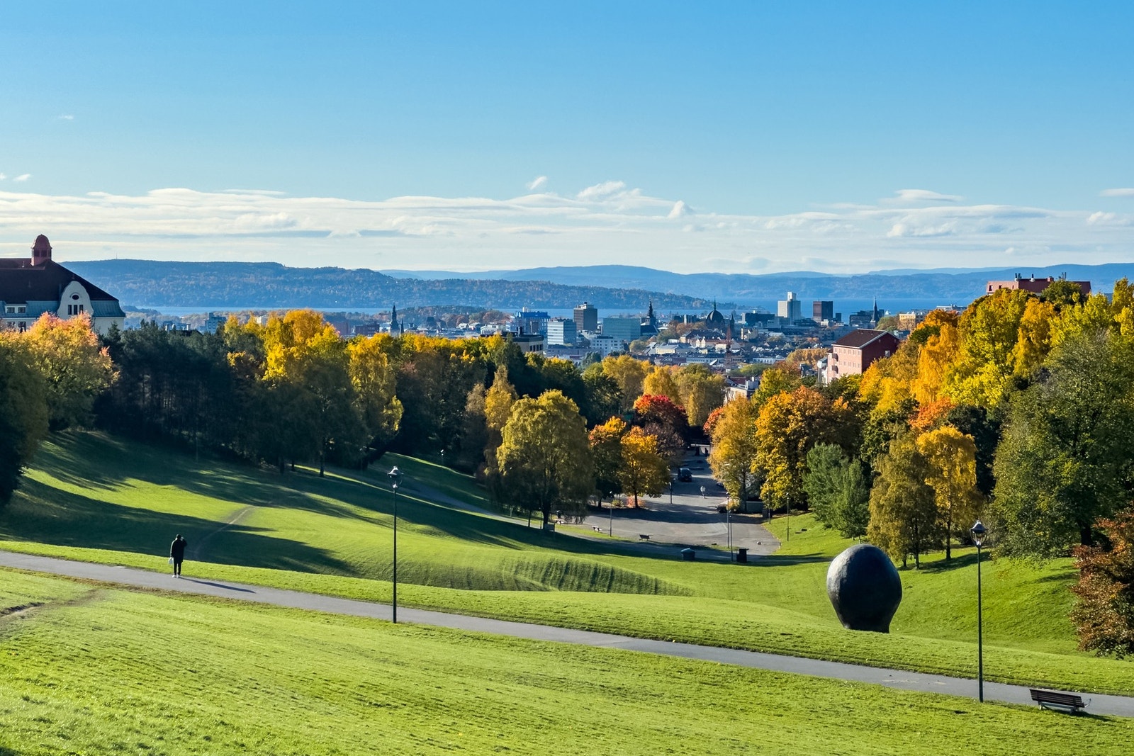 Torshovdalen ligger en kort gåtur unna og byr på grønne, innbydende omgivelser om sommeren. Når vinteren kommer, forvandles området til et populært lekeområde med en stor akebakke som gir rom for hyggelige vinteraktiviteter. Galleribilde