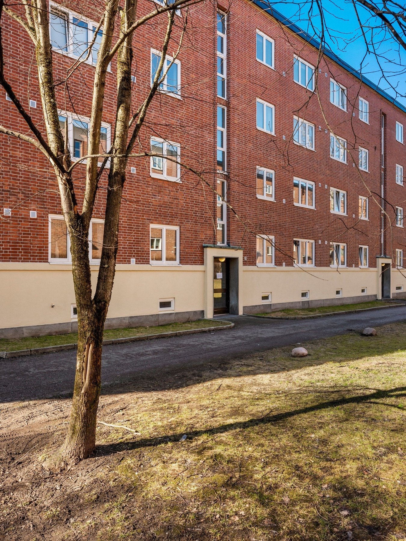 Boligen ligger i en høy 1.etasje. Galleribilde