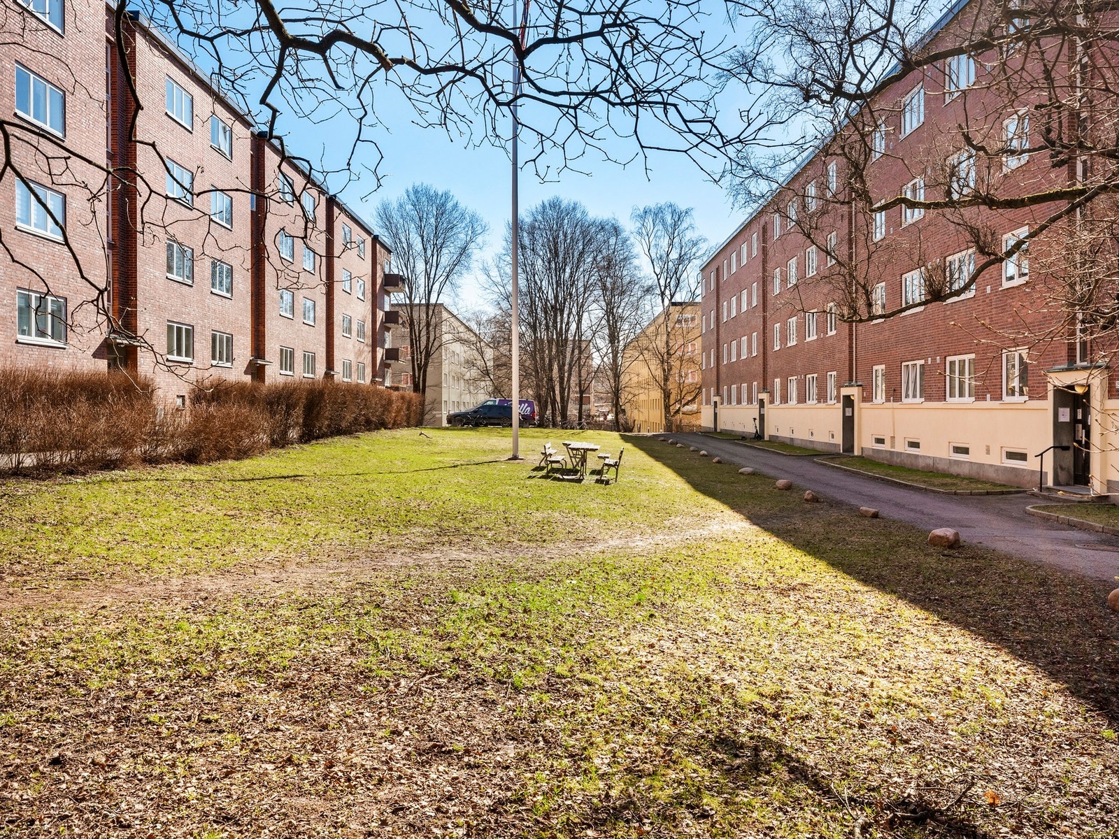 Fasade - pent opparbeidede fellesområder. Her er det bare å glede seg til de sommer og flotte trær på fellesarealene. Galleribilde
