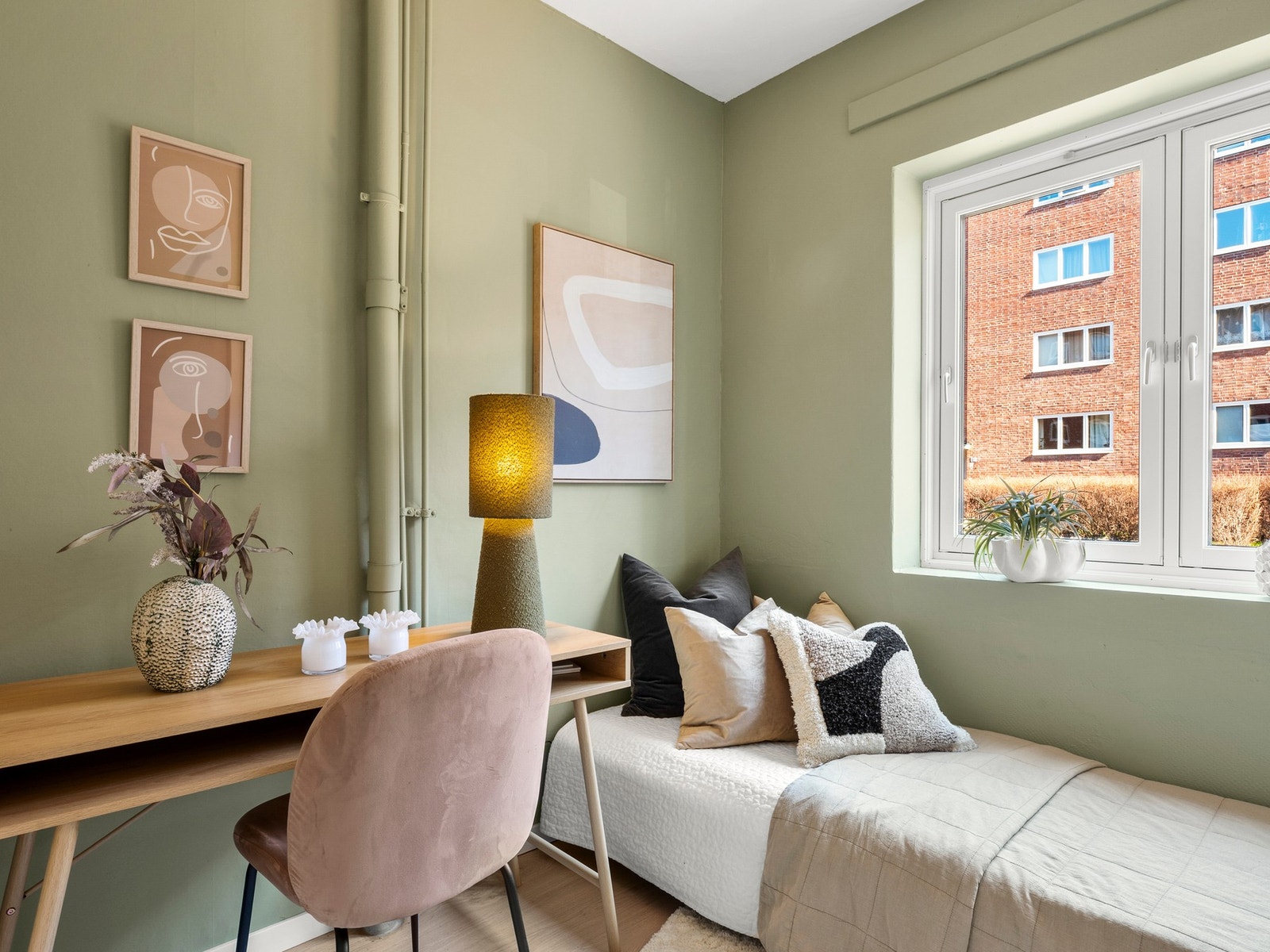 Soverom 2 er også av god størrelse med plass til seng og skrivebord. Galleribilde