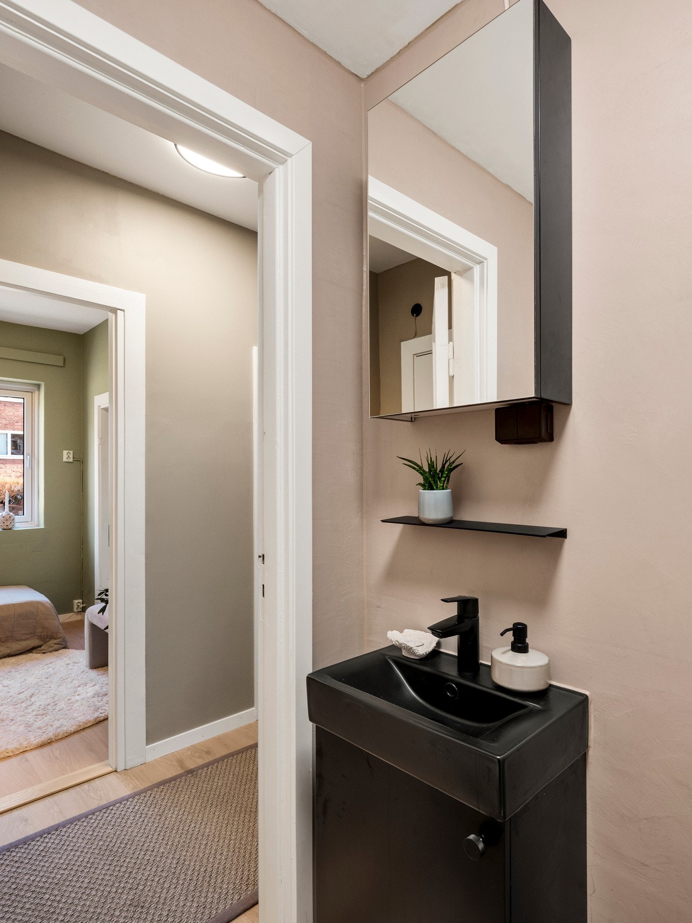 Badet er utstyrt med varmekabler i gulv, som gir en behagelig og lun komfort året rundt. Galleribilde