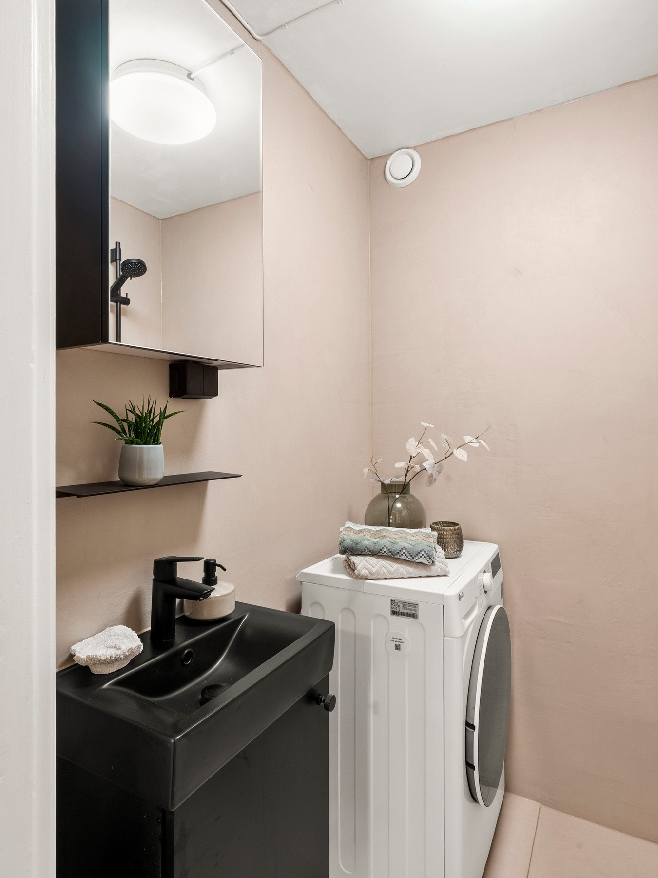 Badet er belagt med microsement på gulv og vegger. Galleribilde