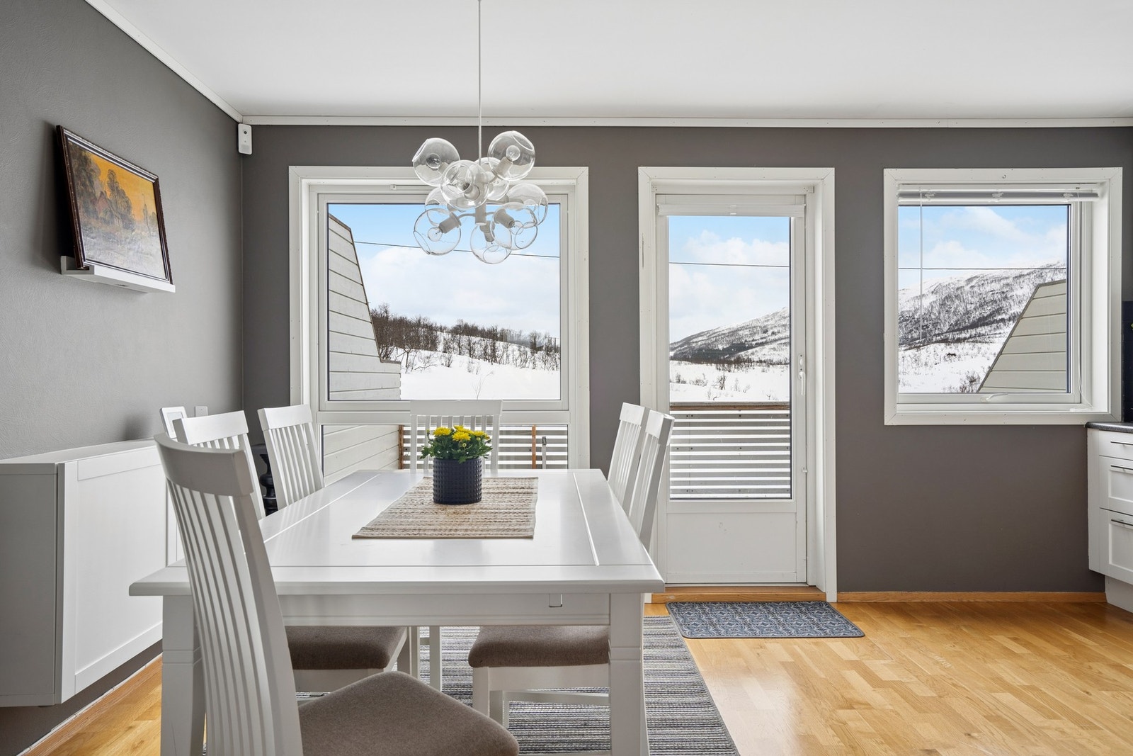 Store vindusflater gir godt med lysinnslipp Galleribilde