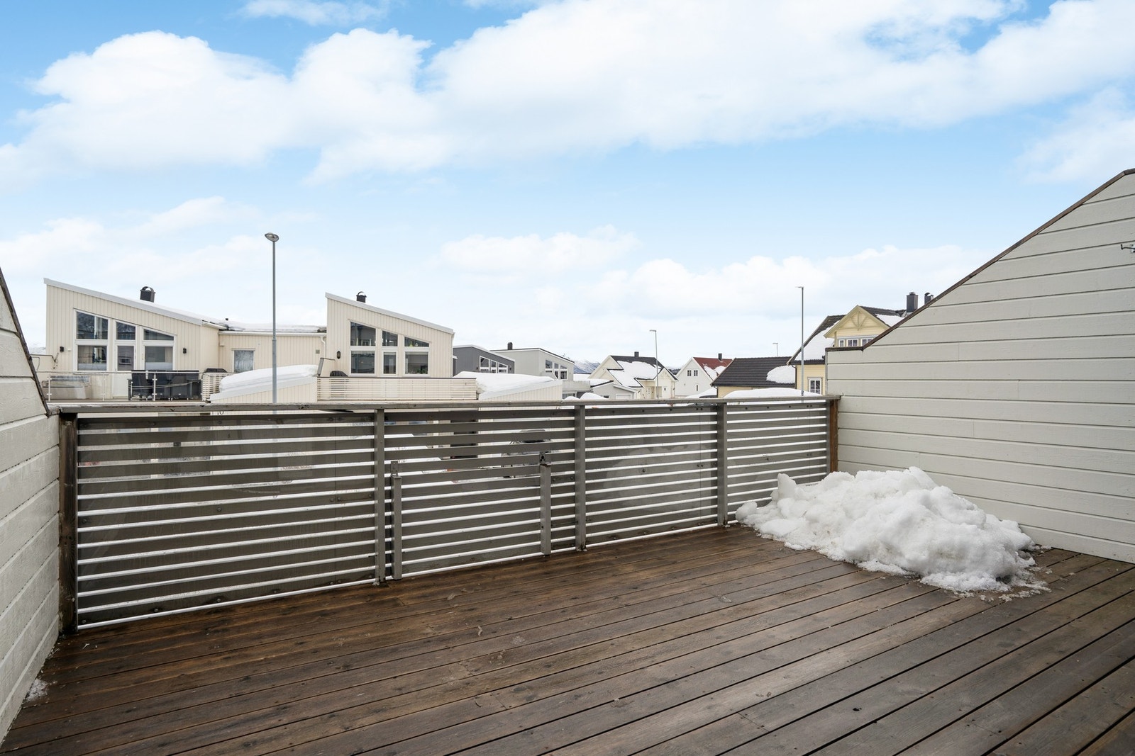 Veranda på begge sider av boligen som gir svært gode solforhold Galleribilde