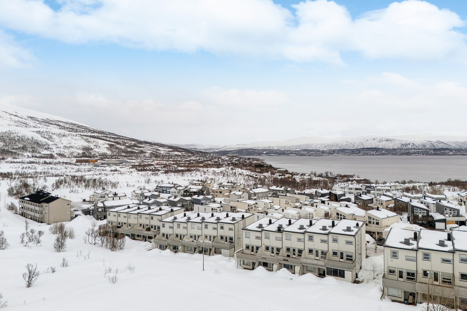 Barnevennlig beliggenhet med lysløype, skole og barnehage like i nærheten. I tillegg har du kort avstand til dagligvare og flere aktivitetstilbud. Galleribilde