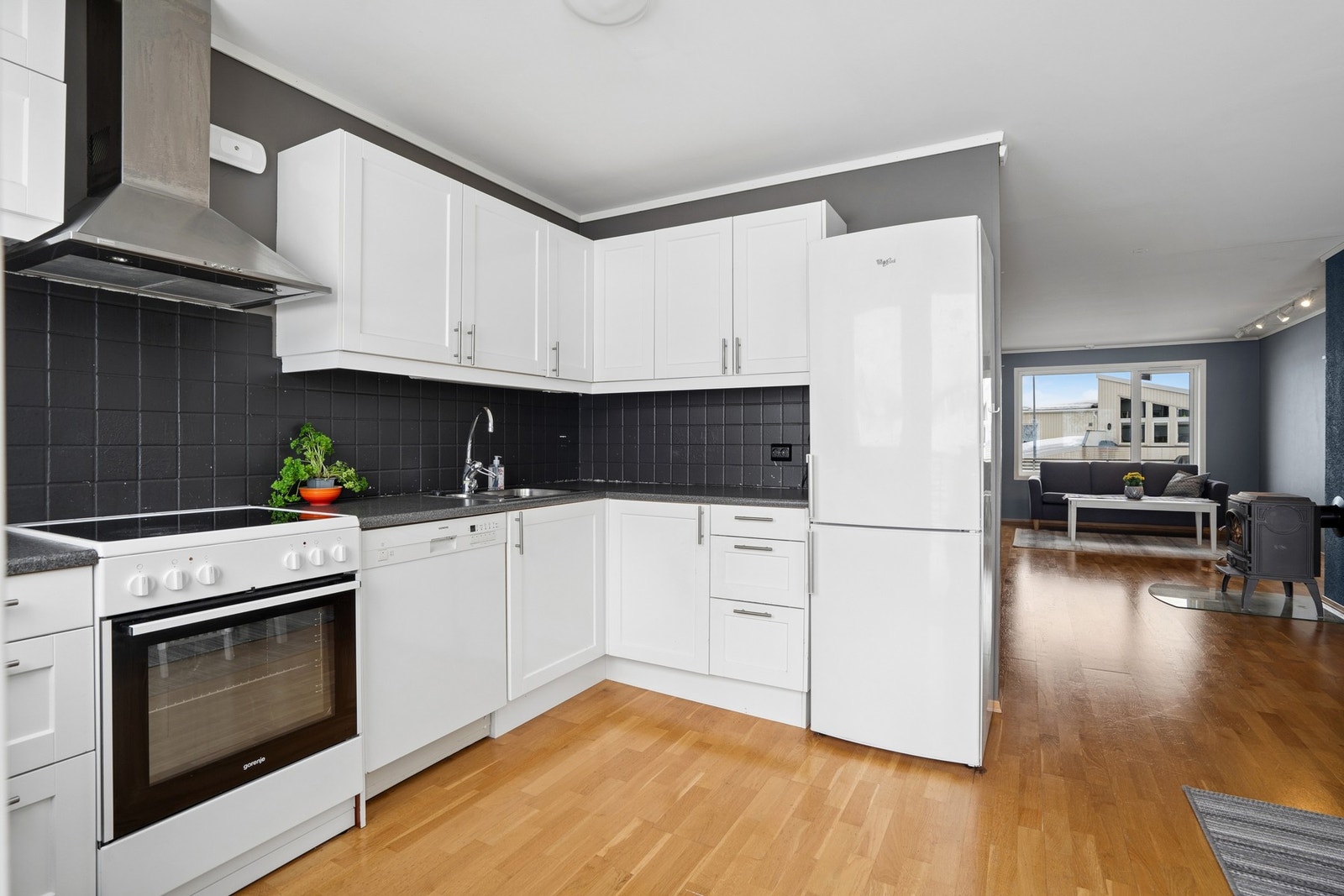 Kjøkken med god plass i skuffer og skap Galleribilde