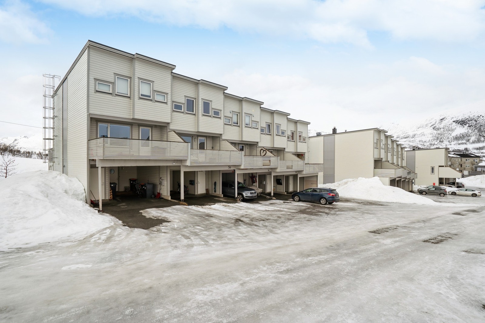 Velkommen til Finnsetervegen 5 D, Flott rekkehus i etterspurt boligfelt. Carport. Hybelutleie. Veranda på begge sider av boligen Galleribilde