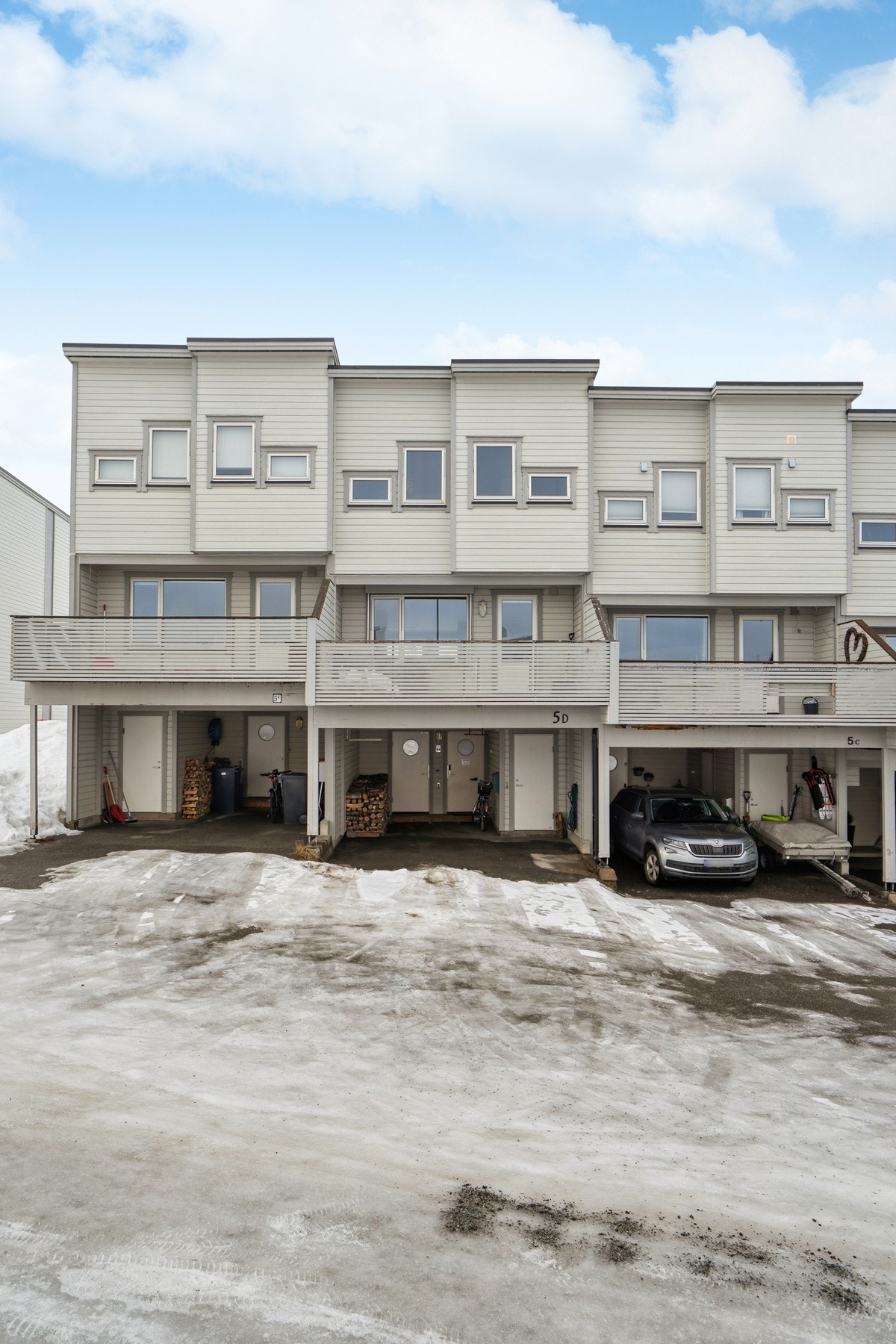 Parkering i carport samt på egen tomt. Galleribilde