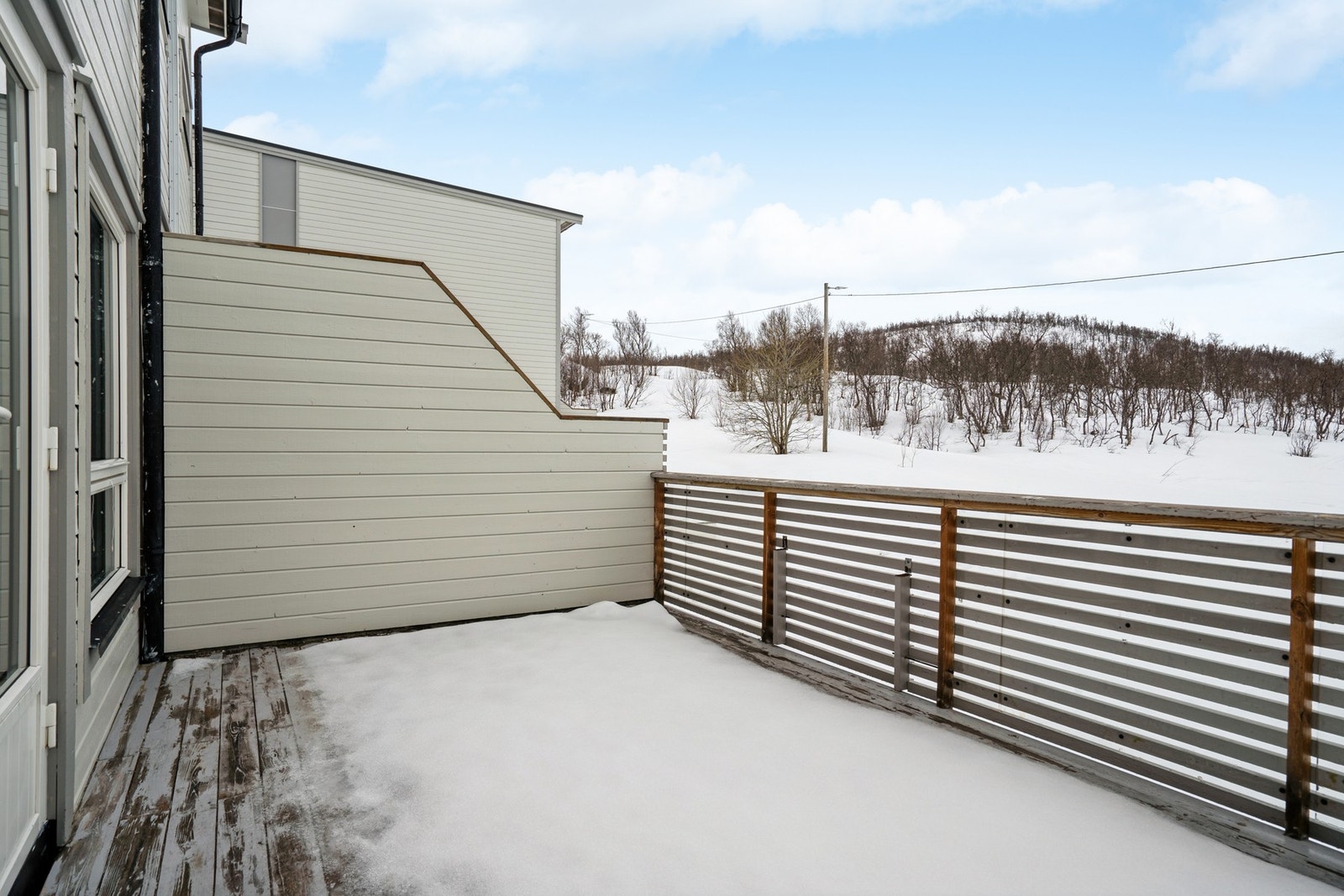 Veranda på baksiden. Boligen grenser til friareal med lysløype og turstier Galleribilde