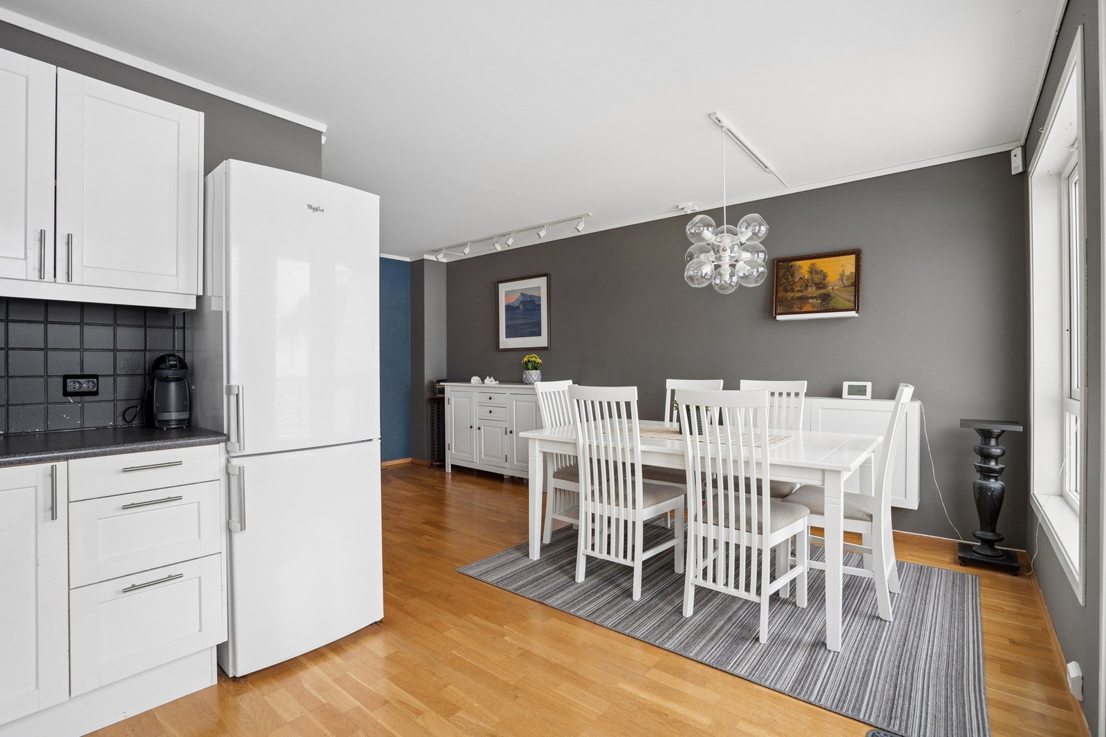 Det er åpen løsning mellom stue og kjøkken Galleribilde