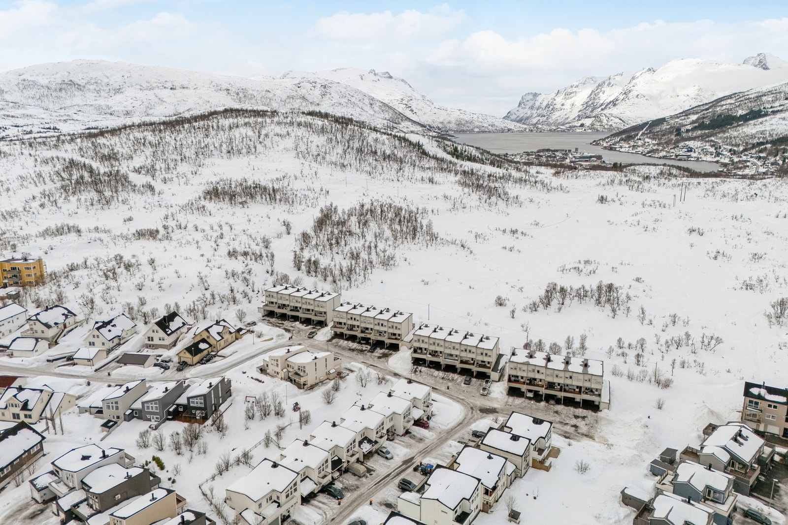 Boligen har en attraktiv beliggenhet med umiddelbar nærhet til barnehage, skole, dagligvare, lekeplasser, skihuset og nypreparert lysløype som kan benyttes året rundt Galleribilde