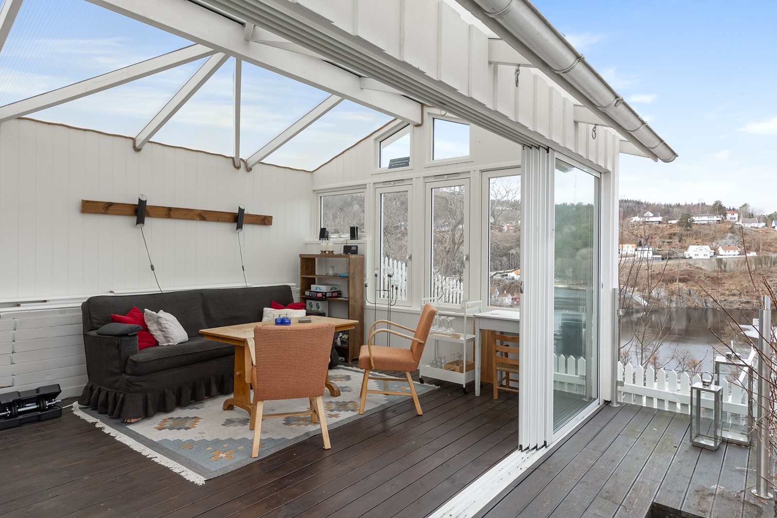 Lekker sommerstue med skyvedører. Her kan man nyte late sommerdager med fantastisk utsikt og nærhet til alt Tvedestrand har å by på. Galleribilde