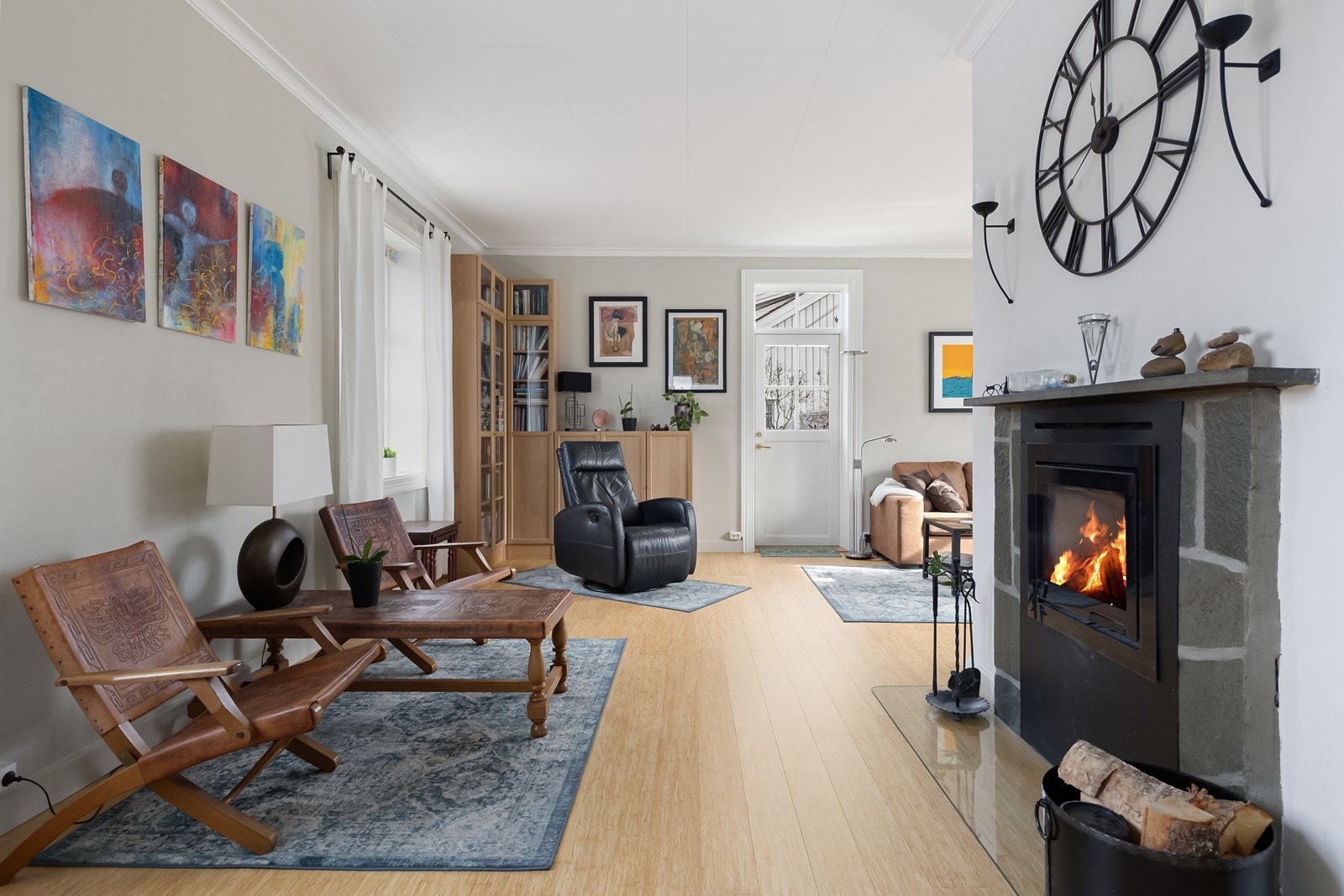 Stue er romslig og har plass til alt man måtte ønske i stua. Galleribilde