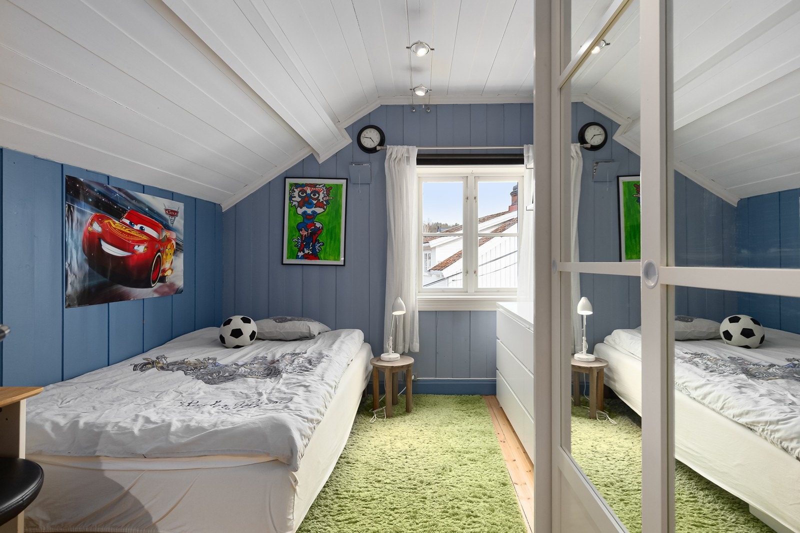 Innbydende soverom med skyvedørsgarderobe. Galleribilde