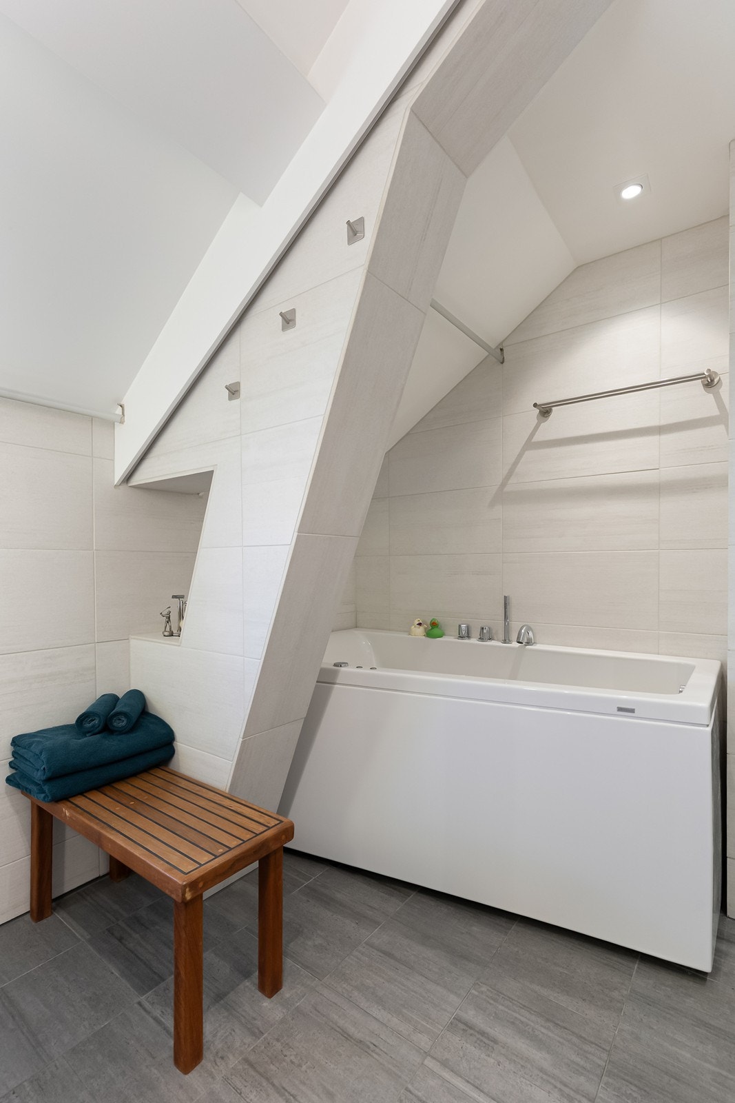 Badekar innlemmet i en koselig krok. Her kan man koble av fra en travel hverdag. Galleribilde