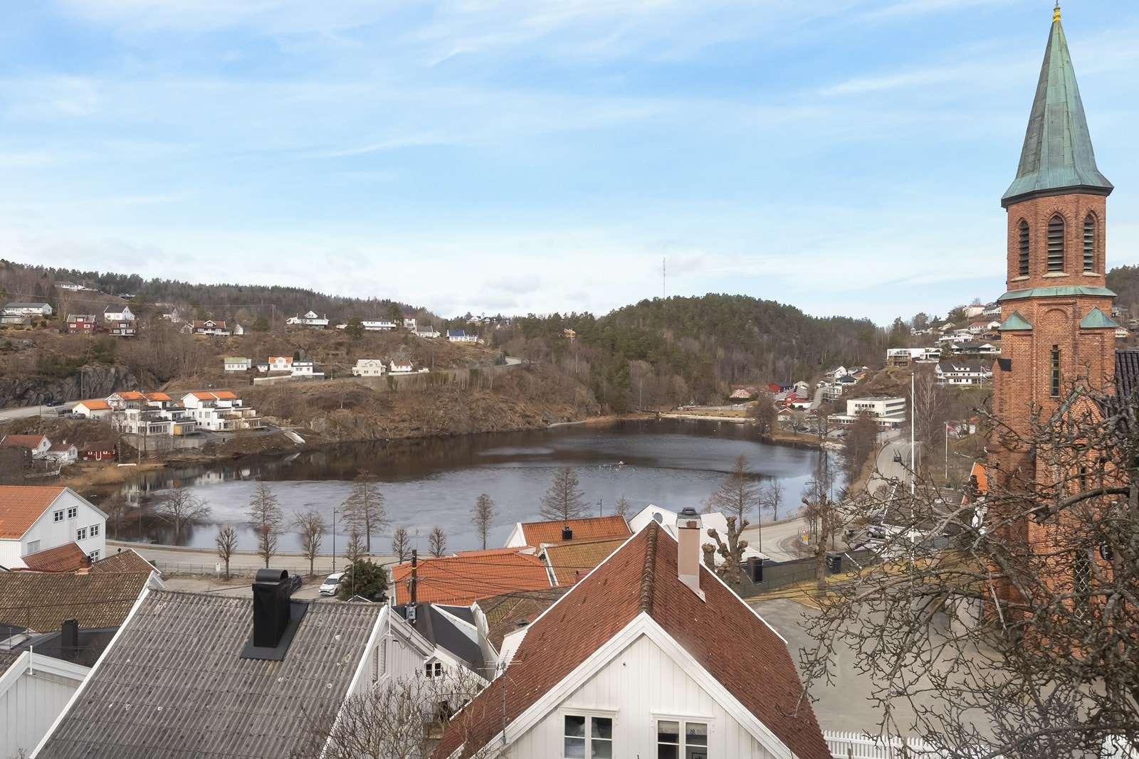 Boligen ligger i en flott historisk bebyggelse med flere eldre sørlandshus. Galleribilde