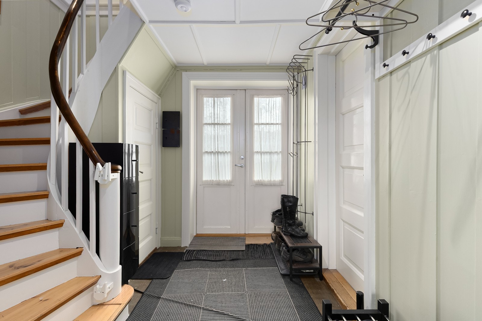 Gangen er romslig og har god plass til oppbevaring. Galleribilde