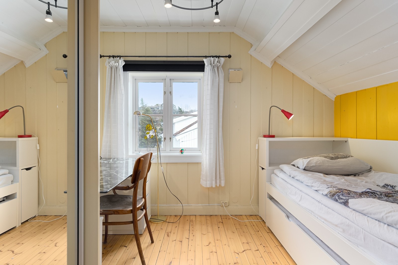 Koselig soverom med skyvedørsgarderobe. Galleribilde