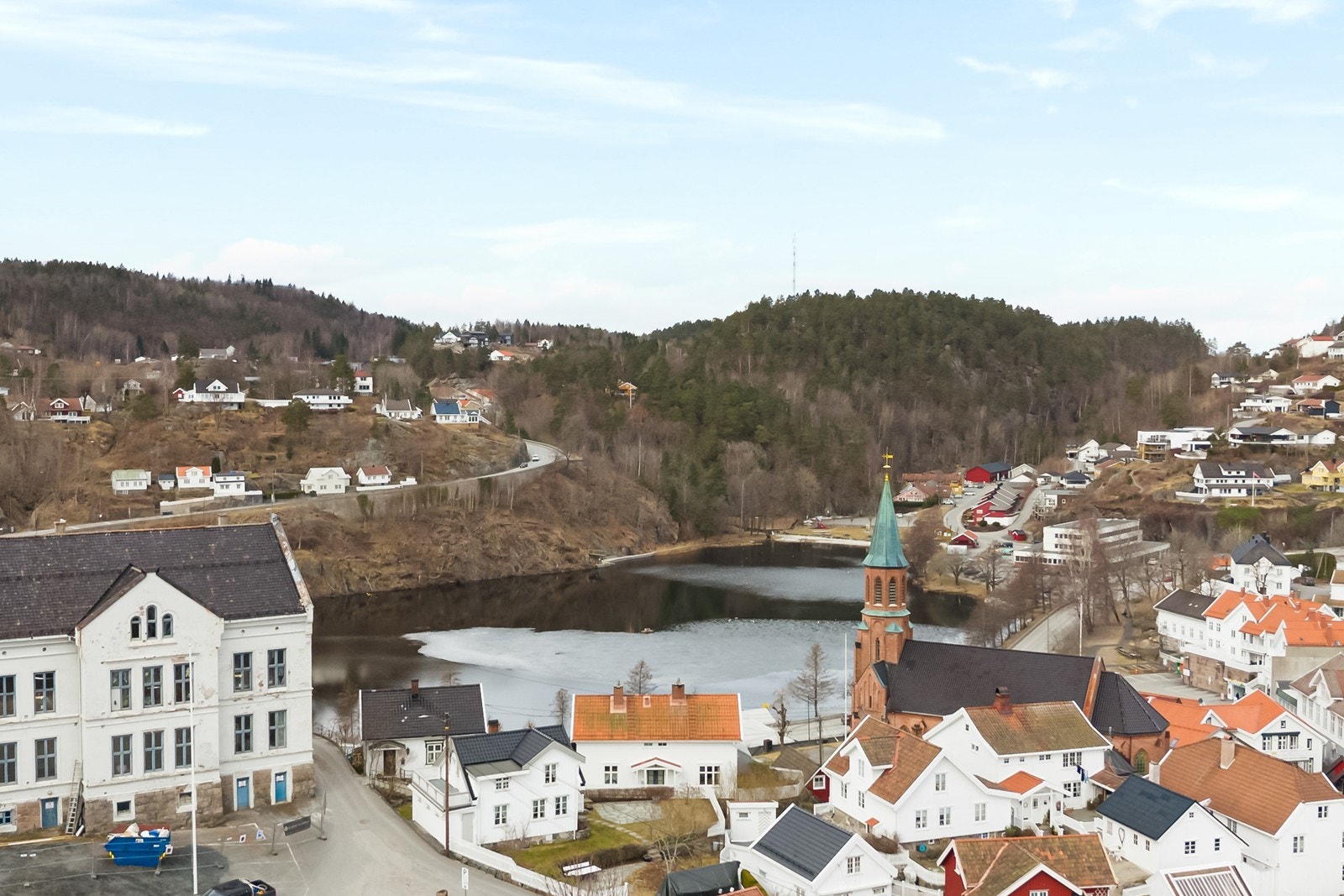 Boligen ligger i en fantastisk bebyggelse med masse historie og eldre sørlandshus. Galleribilde
