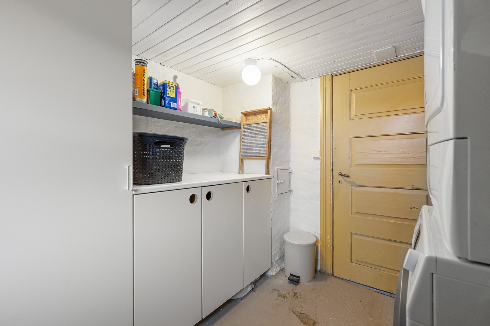 I kjelleren er det et vaskerom med mye oppbevaring. Galleribilde