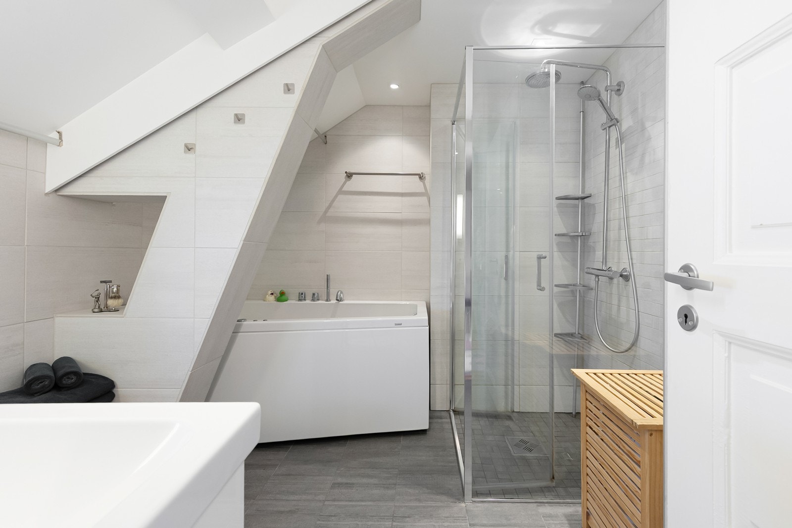 Badet er arkitekttegnet, og veldig godt utnyttet. Her har eieren lagt ned mye tanker og planlegging. Galleribilde