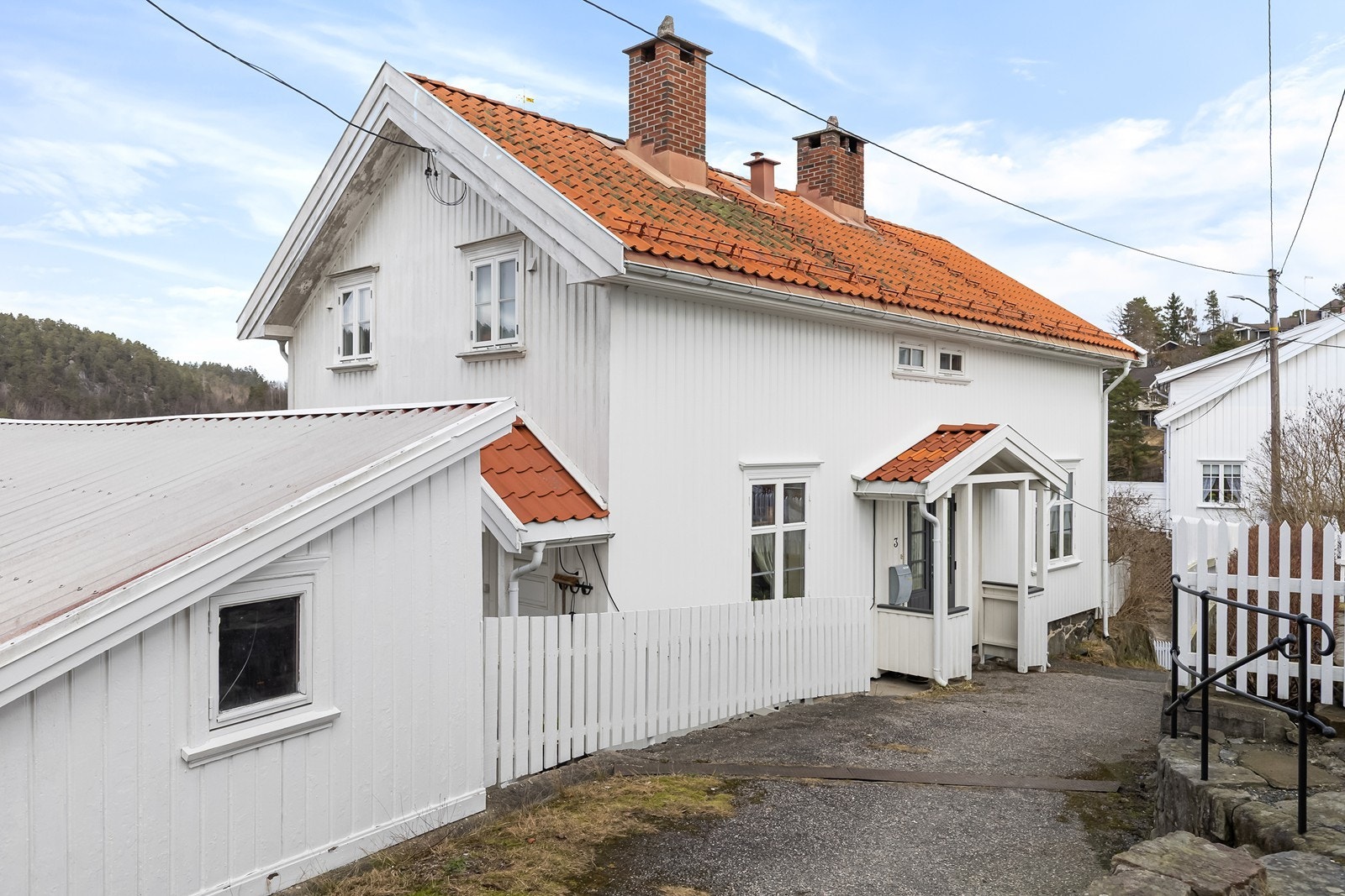 En innholdsrik og romslig enebolig midt i hjertet av Tvedestrand! Velkommen til rolige gater, og alt du trenger innenfor gangavstand. Galleribilde