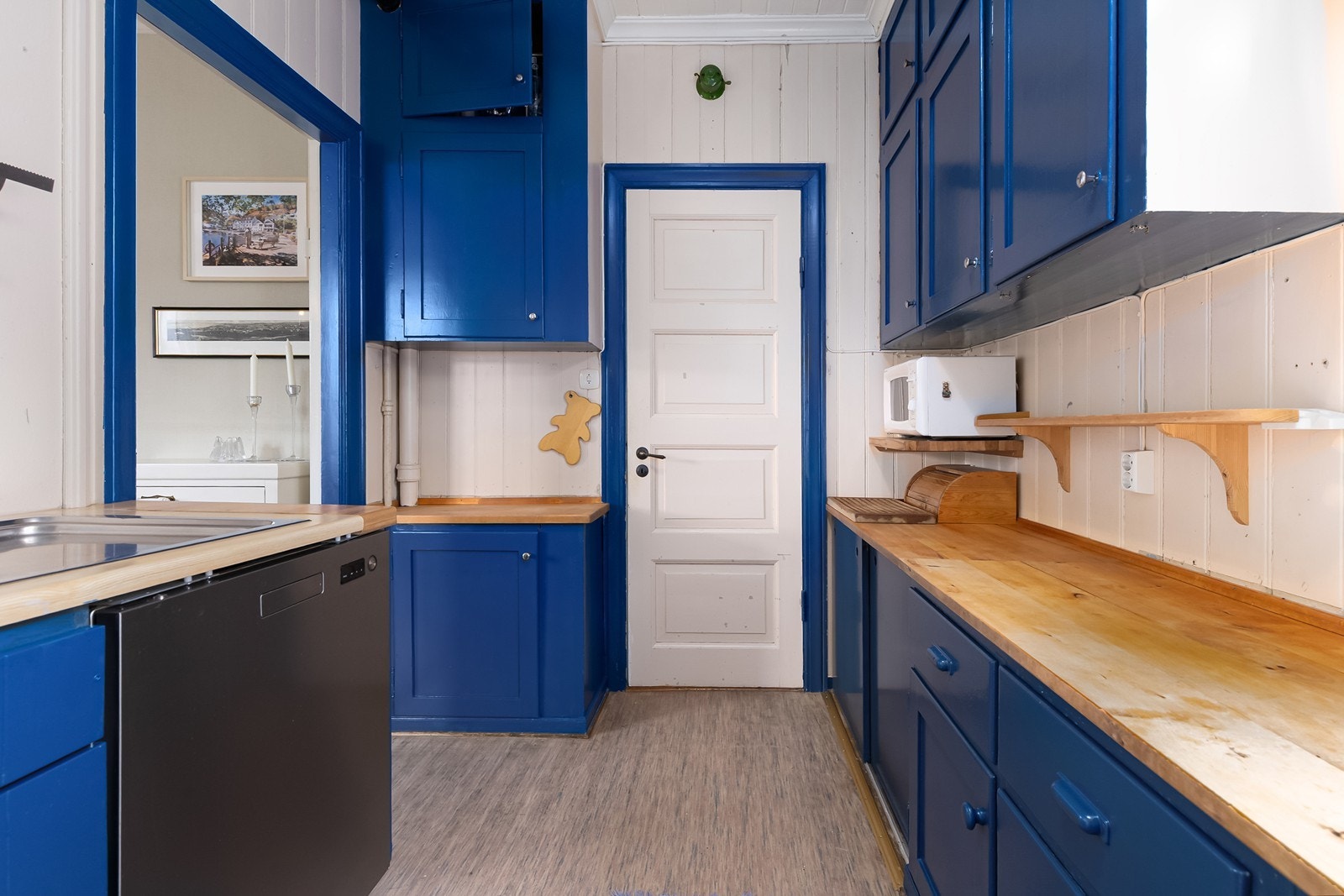 Kjøkkenet er originalt fra ca. 1935, men godt ivaretatt. Med store overflater og god plass til oppbevaring er det fortsatt et koselig kjøkken. Galleribilde