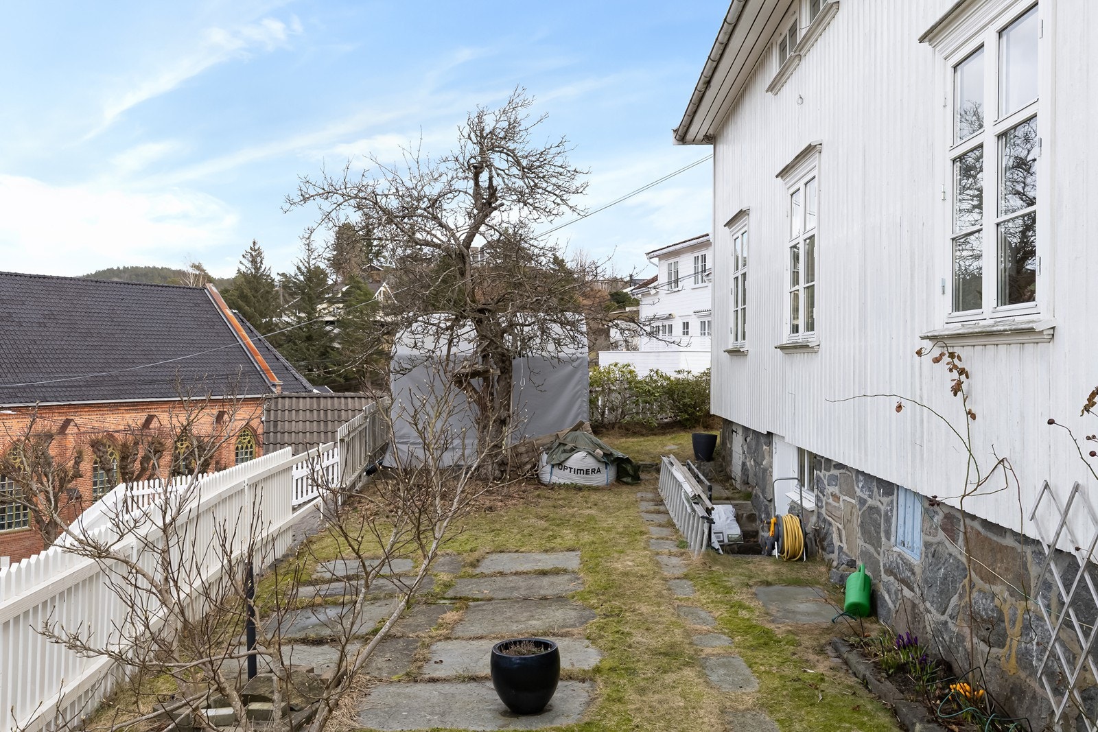 Hagen er flott opparbeidet, og har mye eldre trær som byr på masse historie. Galleribilde