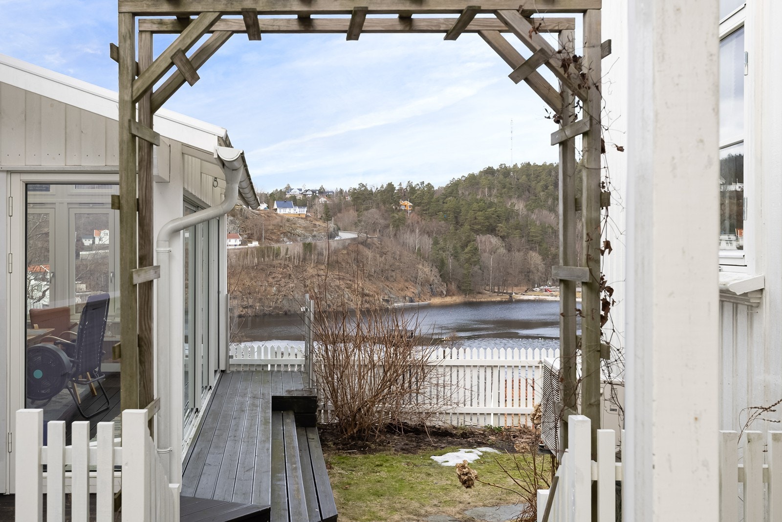 Nyt late sommerdager i en koselig hage med en sommerstue bygd i nyere tid. Galleribilde