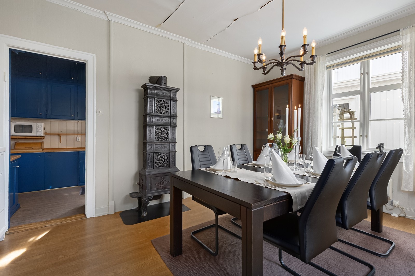 Med direkte tilgang til kjøkken, er det den perfekte spisestuen for deg som liker å ha gjester på besøk. Galleribilde