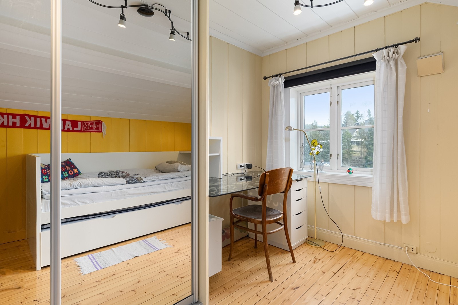 Perfekt for studenten i huset med plassbygd pult. Galleribilde