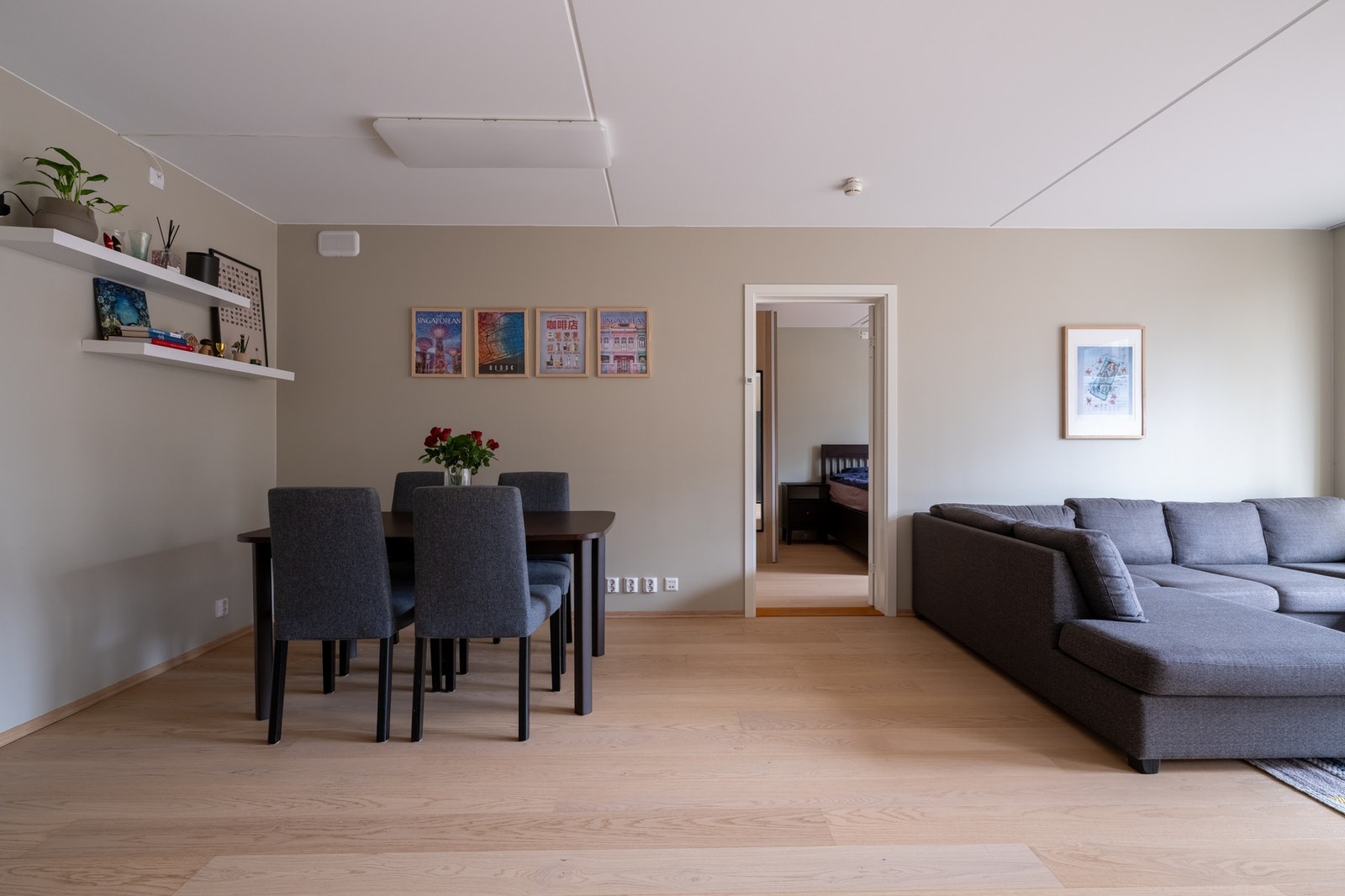 Boligen holder en moderne standard med tidsriktige fargevalg på overflater samt parkett på gulv. Galleribilde