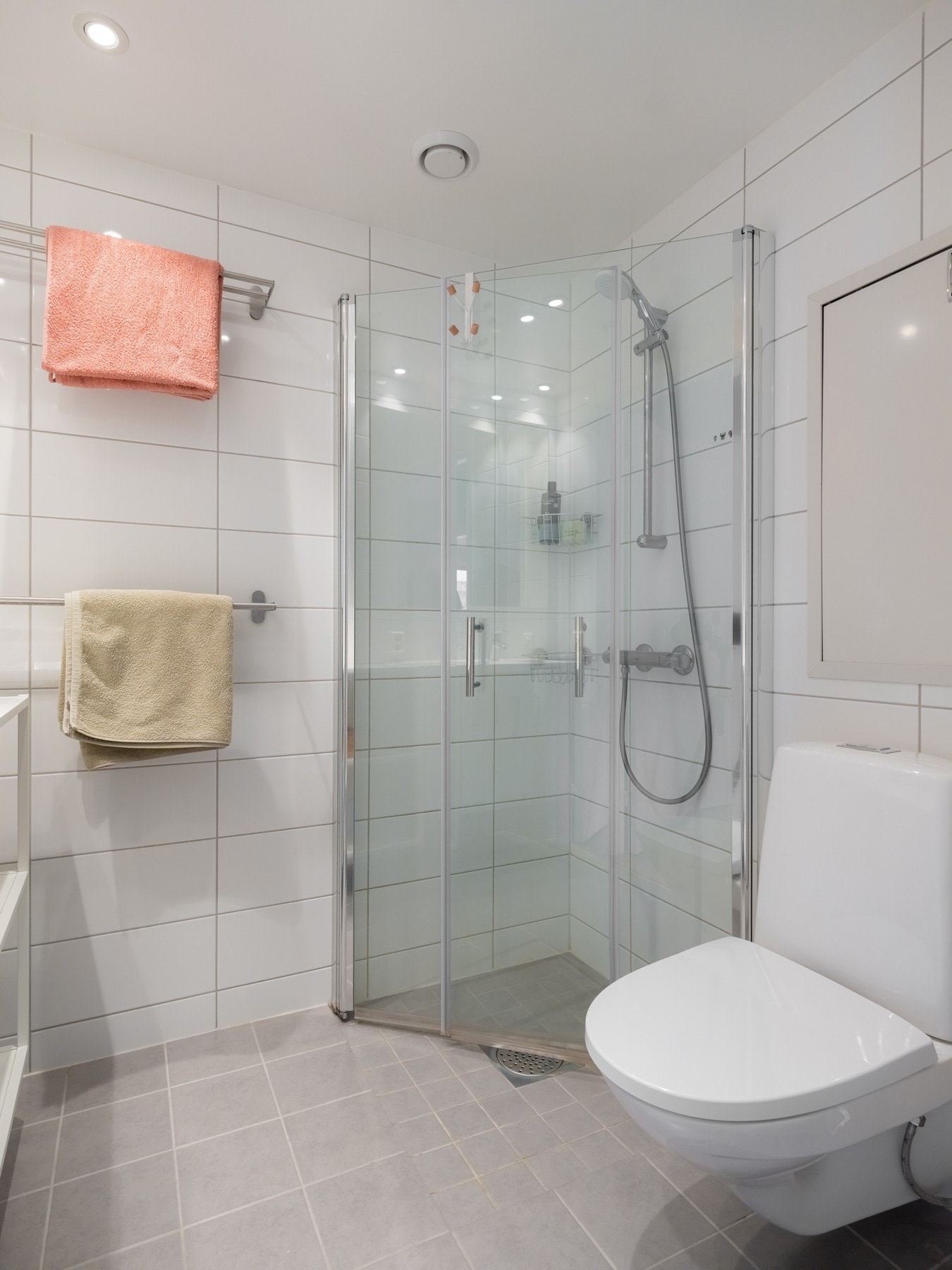 Hovedsoverommet er også tilknyttet et eget fullverdig baderom og gir med det en "en suite"-løsning. Galleribilde