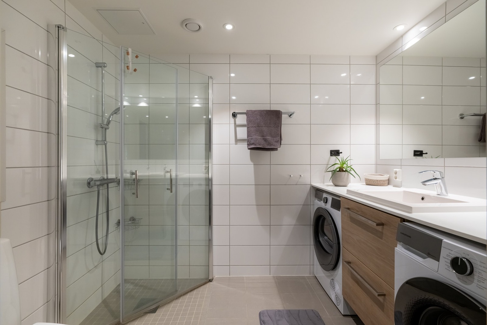 Hovedbadet er lyst, flislagt med varme i gulv og downlights i himling. Galleribilde